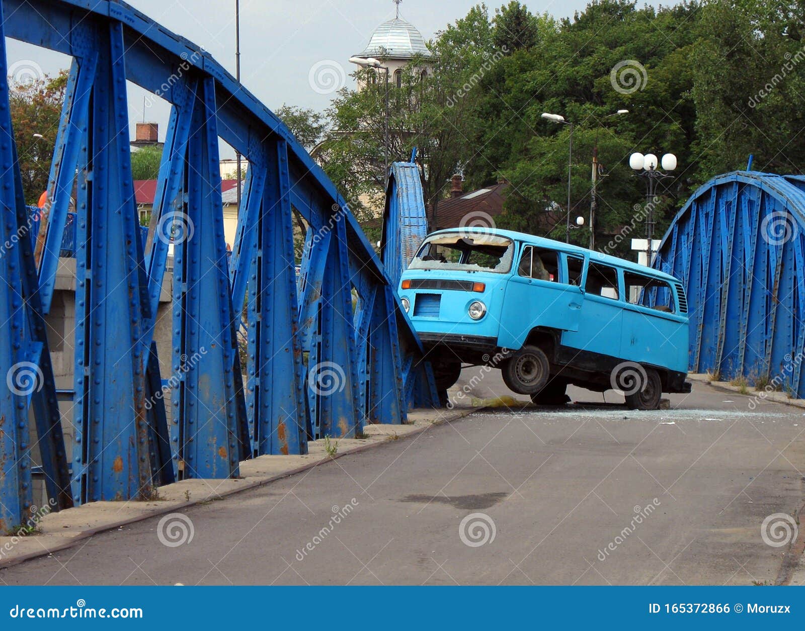 Simulation von Autounfällen mit einem Fahrzeug, das fast von der Brücke fällt. Simulation von Autounfällen mit einem fast von der Brücke herunterfallenden Lieferwagen für Demonstration von Brandbekämpfungsmaßnahmen