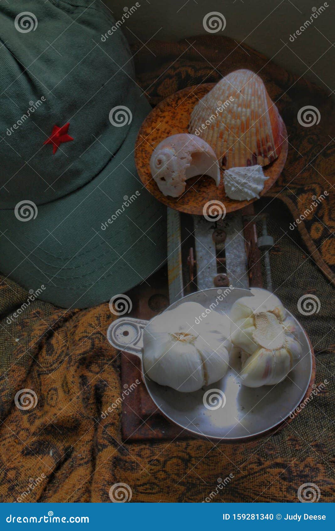 Sin Dinero En La Isla A ª Balanza Las Conchas Y Bombillas De Ajo Foto De Archivo Imagen De Turista Trueque