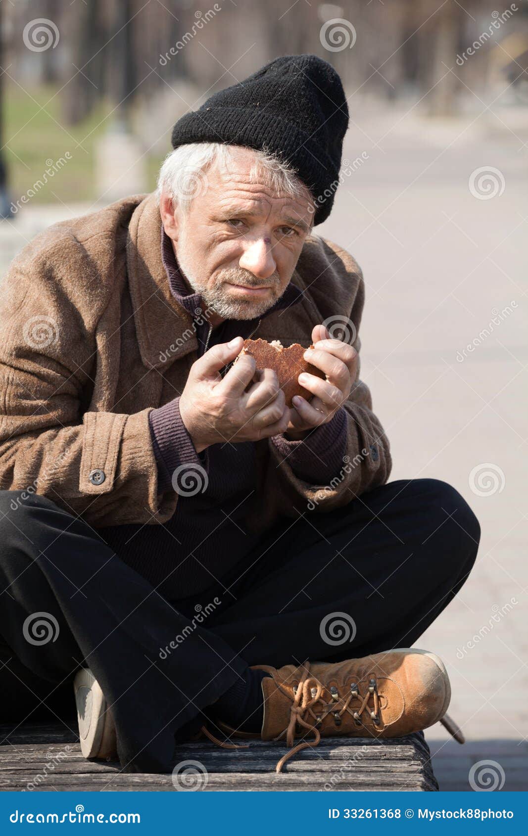 Голодные старики. Фото голодный Бездомный. Картинка голодного старика.