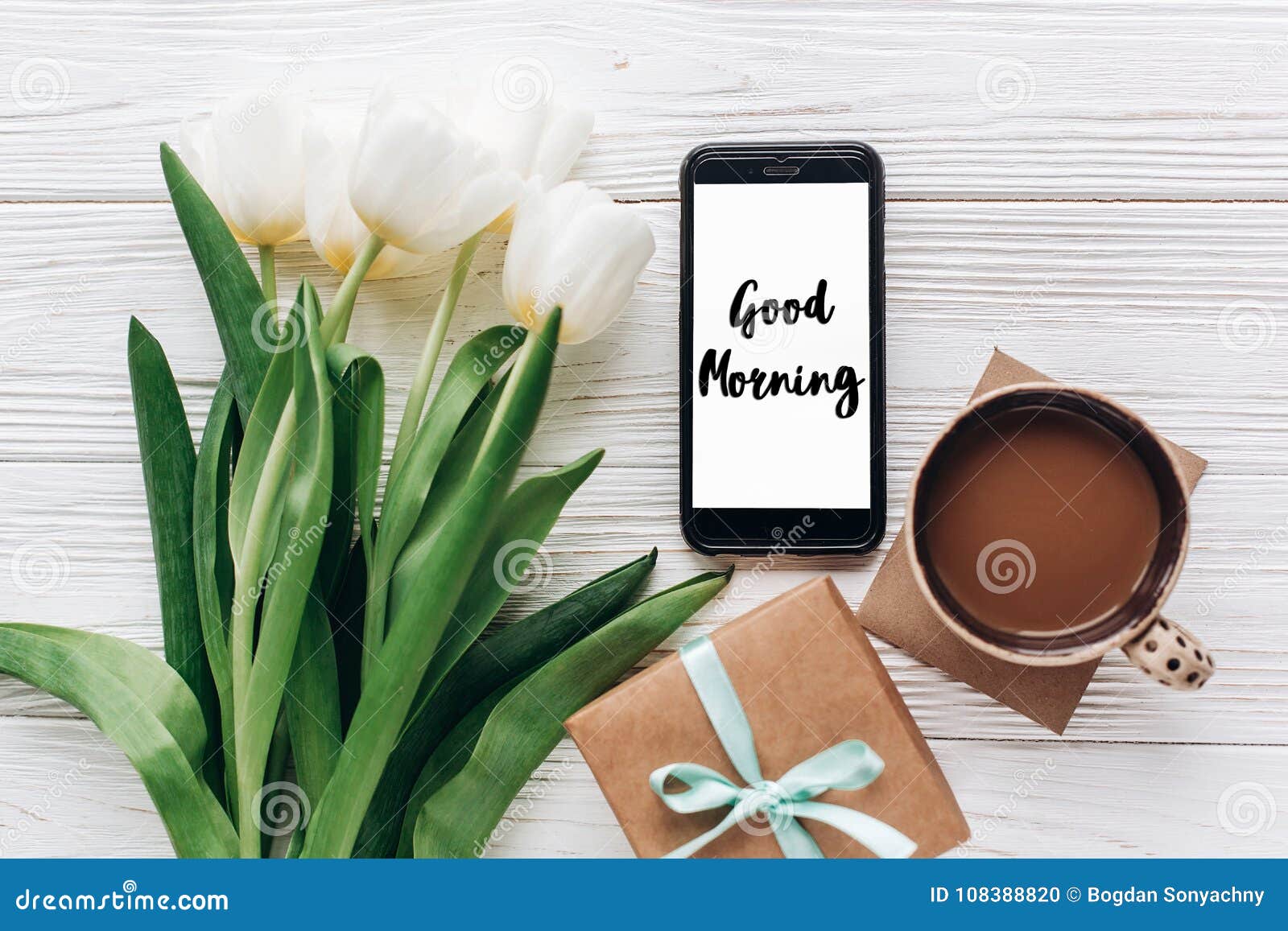 Sinal Do Texto Do Bom Dia Na Tela Do Telefone E Presente E Tuli à Moda Foto de Stock - Imagem de mensagem, lifestyle: 108388820 Sinal Do Texto Do Bom Dia Na Tela Do Telefone E Presente E Tuli à Moda Foto de Stock - Imagem de mensagem, lifestyle: 108388820