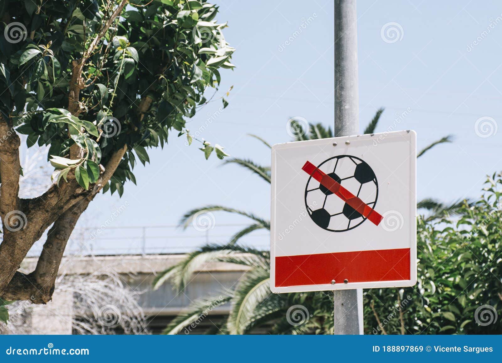 Jogar bola na rua é proibido pela Lei de Trânsito