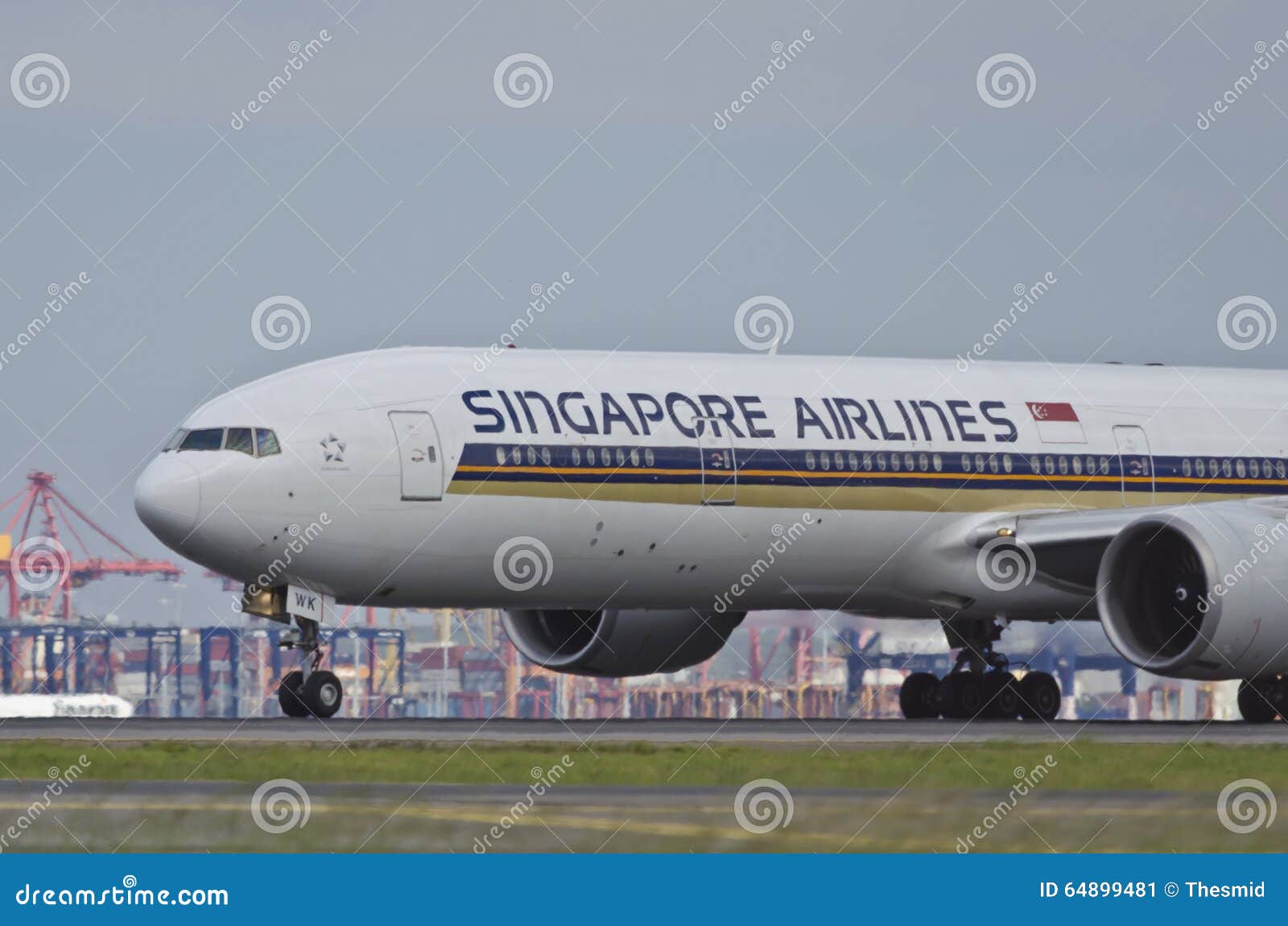 Singapore Airlines nivålandningsbana. Ett Singapore Airlines flygplan på landningsbanan på Sydney Airport Portbotanik är synlig i bakgrunden Värme från landningsbanan och motorerna gör bakgrund att skimra