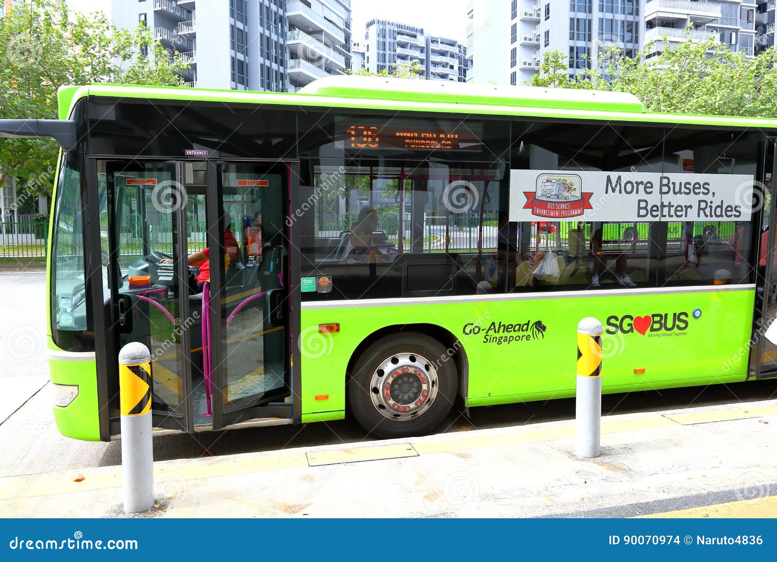 Singapore: Bussen. Één van de bus van Voorvarend Singapore Zij beginnen de bus met diensten in Singapore vanaf Sep 2016 Het startsein is een belangrijke buschauffeur in het UK allebei binnen en buiten Londen Wij stellen ook de busdiensten in Singapore in werking Rond twee miljoen passagiersreizen worden gemaakt op onze diensten elke dag