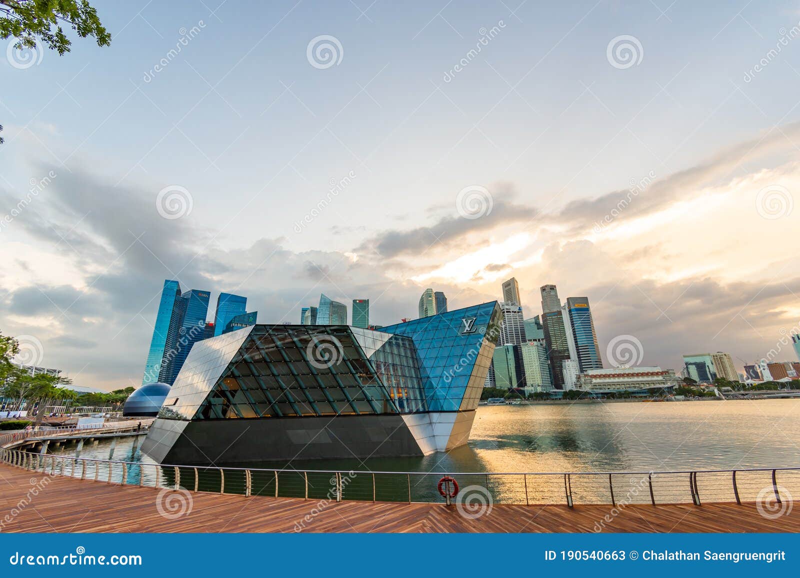 Louis vuitton marina bay store hi-res stock photography and images - Alamy