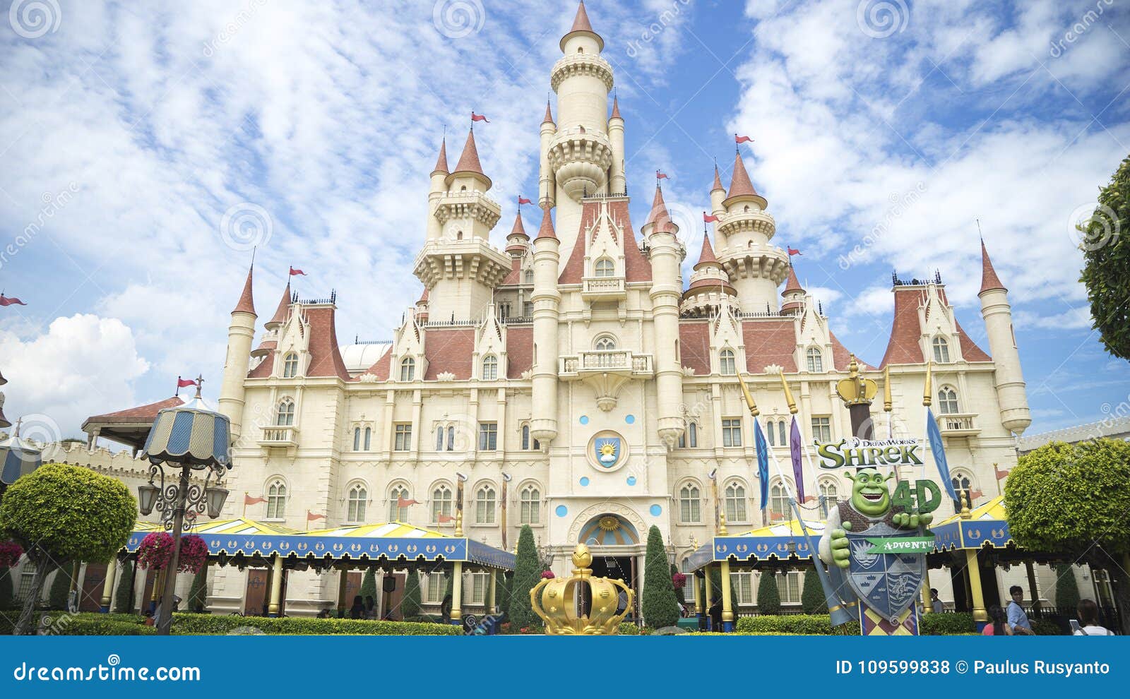 Những hình ảnh về Lâu đài Shrek tại Universal Studios Singapore sẽ khiến cho bạn như đang lạc vào một thế giới đầy mơ mộng và khám phá những điều mới lạ. Với các thiết kế này, bạn sẽ có những trải nghiệm đáng nhớ tại công viên này.