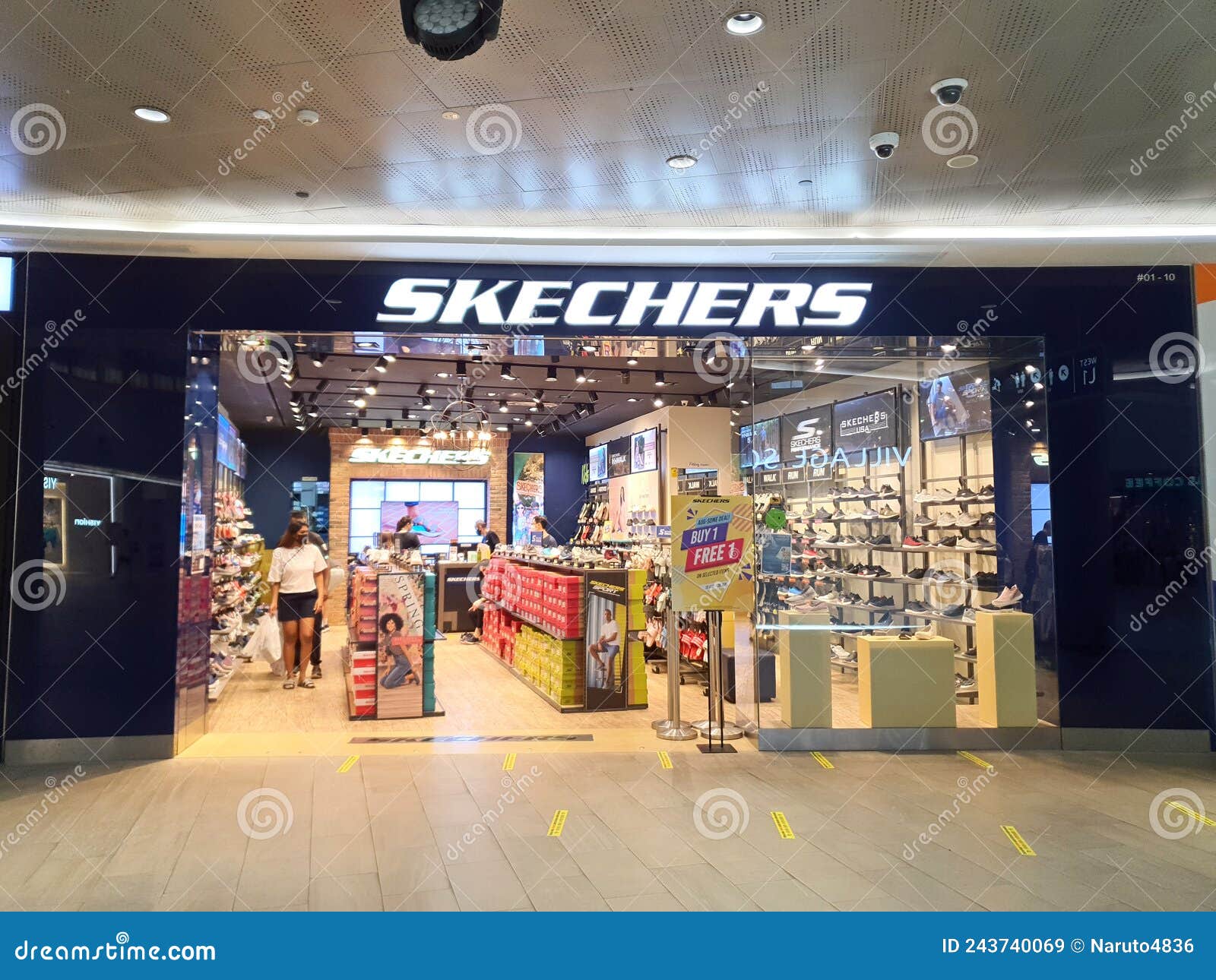 Klein levering Atlantische Oceaan Singapore: Skechers Retail Boutique Outlet Editorial Stock Image - Image of  mall, leather: 243740069