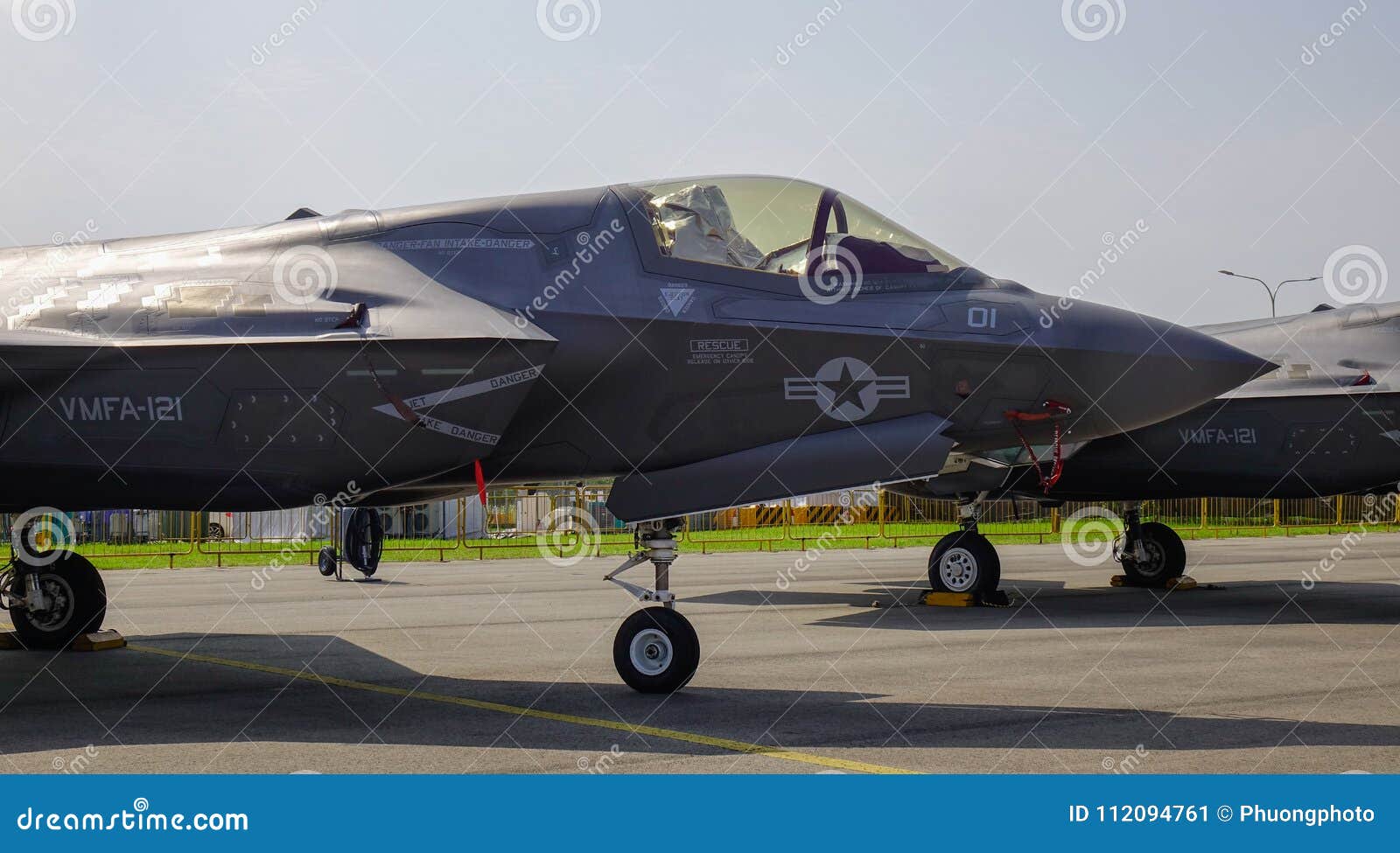 Singapur Airshow 2018. Singapur - 10. Februar 2018 Ein Flugzeug Blitzes II Lockheed Martins F-35 gehören dem US-Marinesoldaten sitzt auf Anzeige in Changi, Singapur