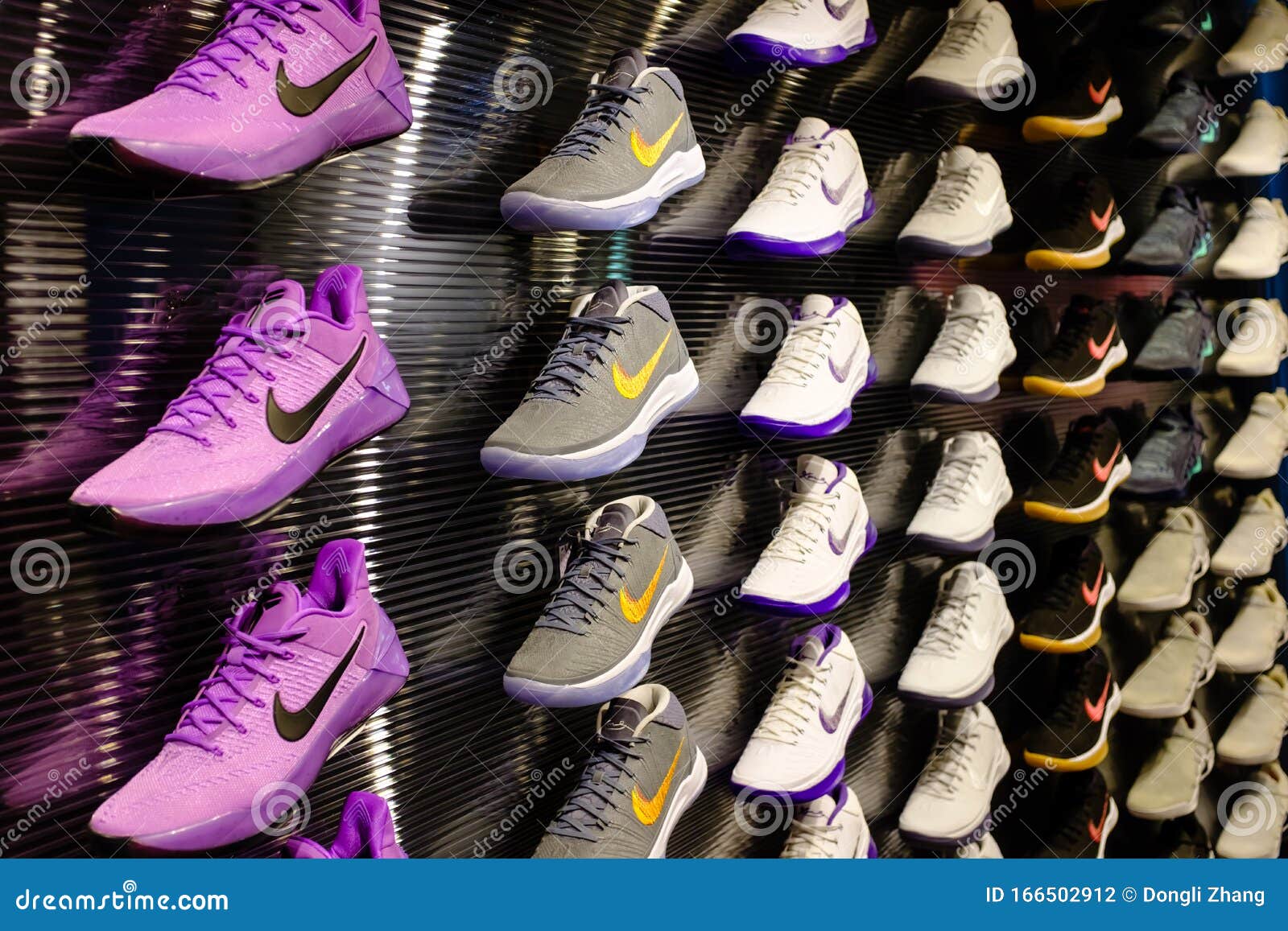 Completo Extremadamente importante Anzai Singapur-21 De Junio De 2017: Zapatos Nike Muro De Exhibición De La Serie  Kobe En Centro Comercial Fotografía editorial - Imagen de corriendo,  manera: 166502912