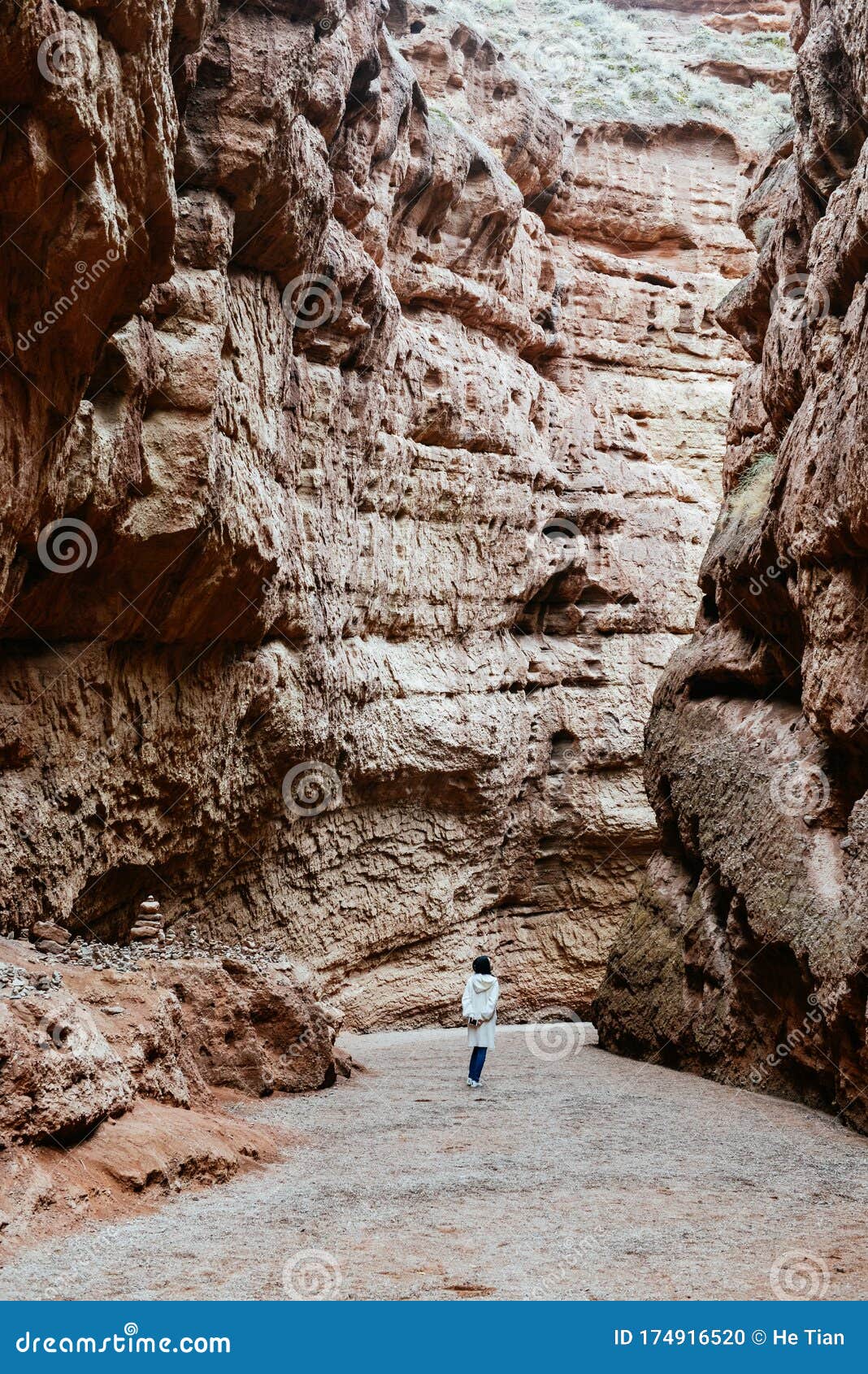 https://thumbs.dreamstime.com/z/single-asian-girl-walks-valley-chinese-walking-bottom-pingshan-lake-zhangye-gansu-china-174916520.jpg