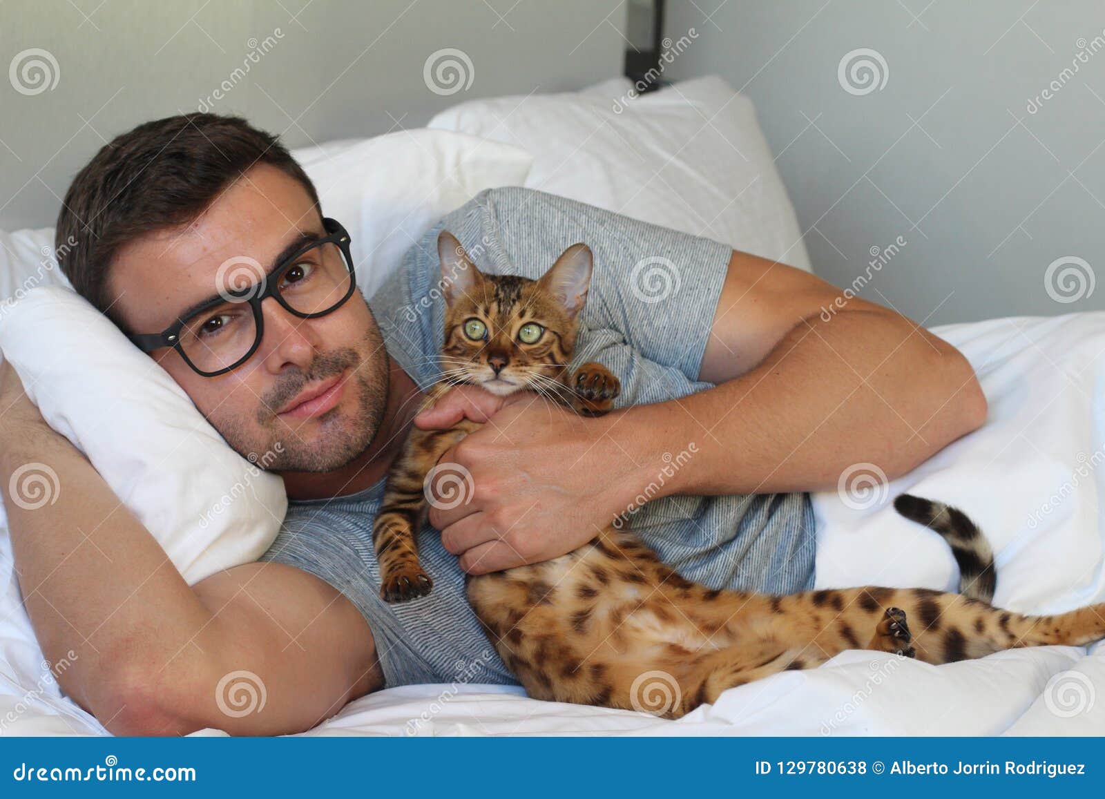 Single mann mit katze