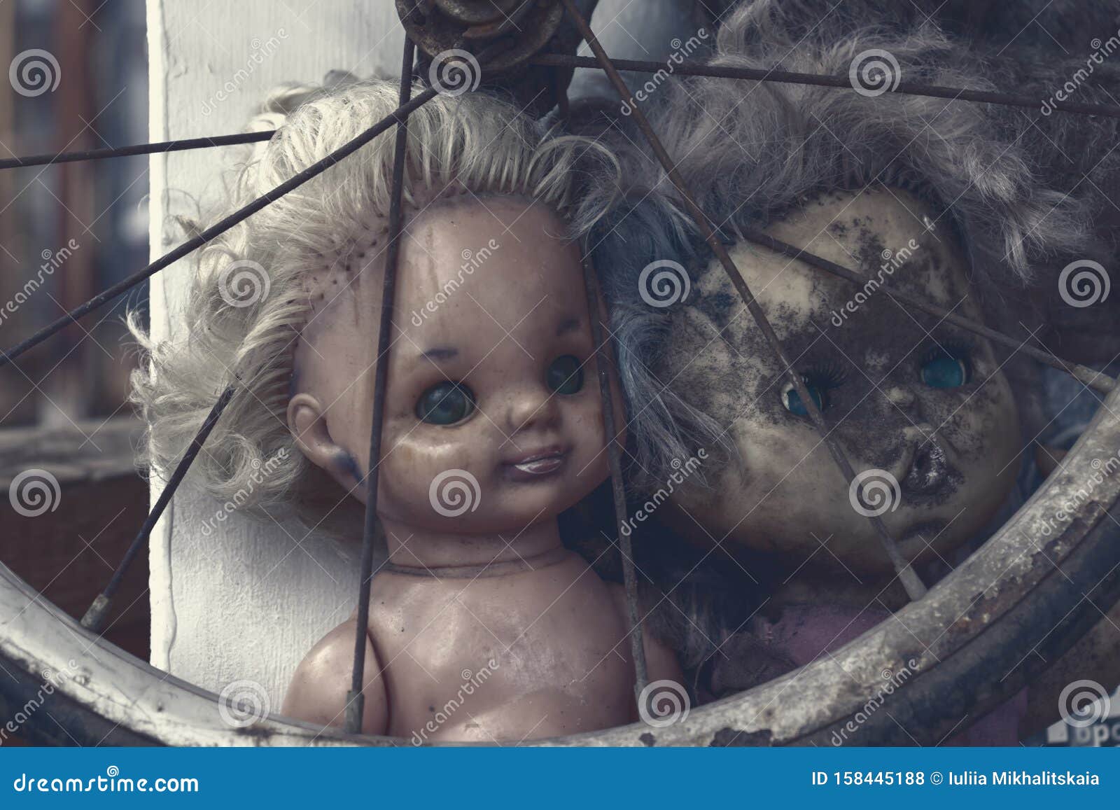 Siniestro Y Siniestro Muñecas Rotas Y Sucias Abandonadas Como Concepto De Halloween Foto de archivo - Imagen de concepto, muñecas: 158445188