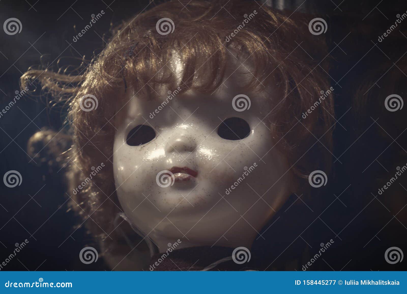 Siniestro Y Siniestro Muñecas Rotas Y Sucias Abandonadas Como Concepto De Halloween Imagen de archivo - Imagen de halloween, rotas: 158445277