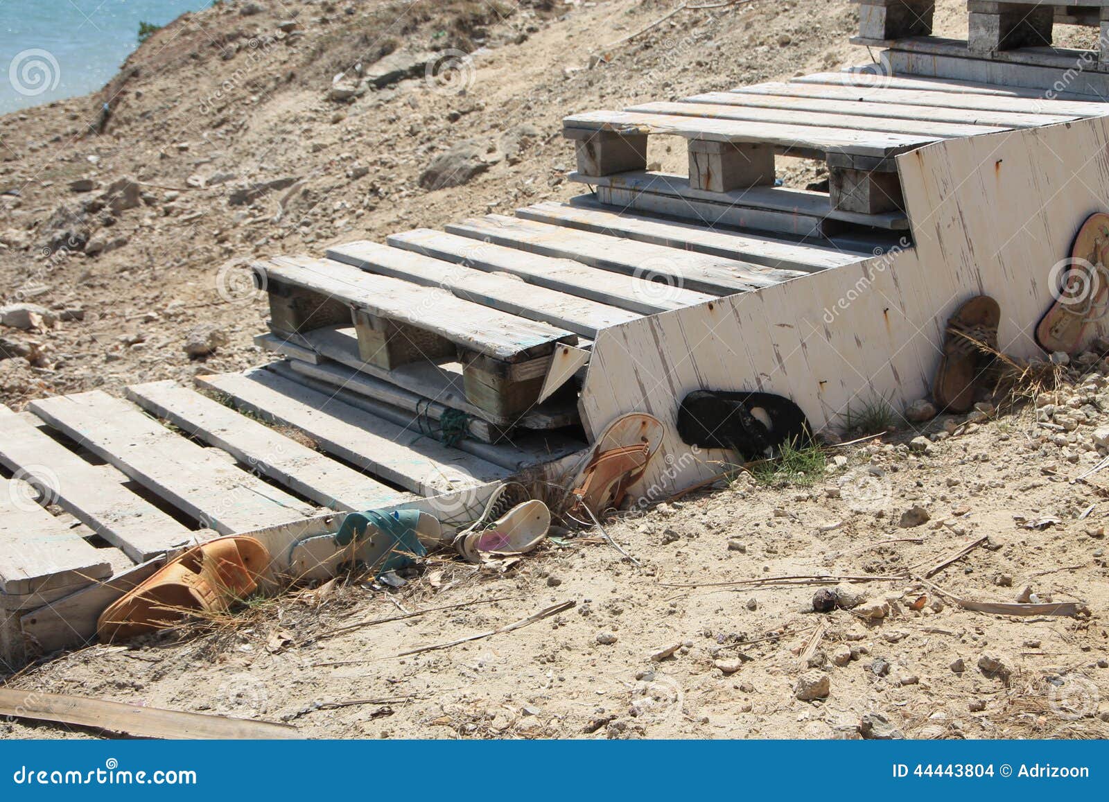 Left slippers are used to decorate the stairs on the beach.