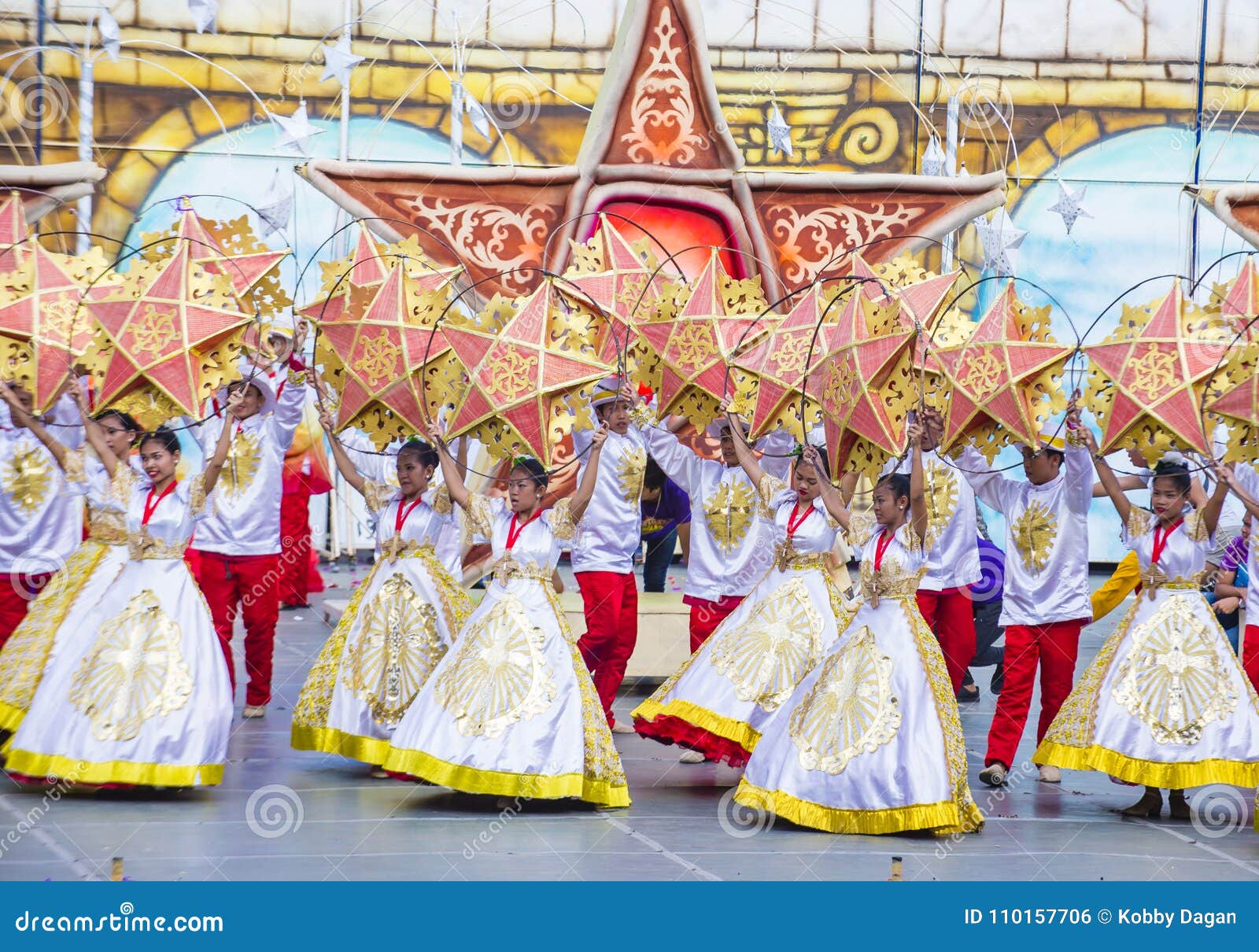 Sinulog festival 2018. CEBU STAD, FILIPPINERNA - JANUARI 21: Deltagare i den Sinulog festivalen i Cebu stadsFilippinerna på Januari 21 2018 Sinulogen är mitten av Santo NiÃ±o de katolska berömmarna i Filippinerna
