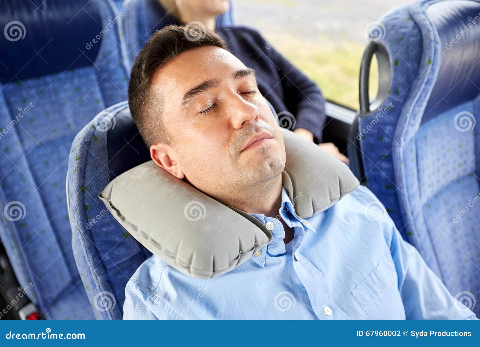 Sirva Dormir En Autobús Del Viaje Con La Almohada Cervical Foto de archivo  - Imagen de camino, viaje: 67960002