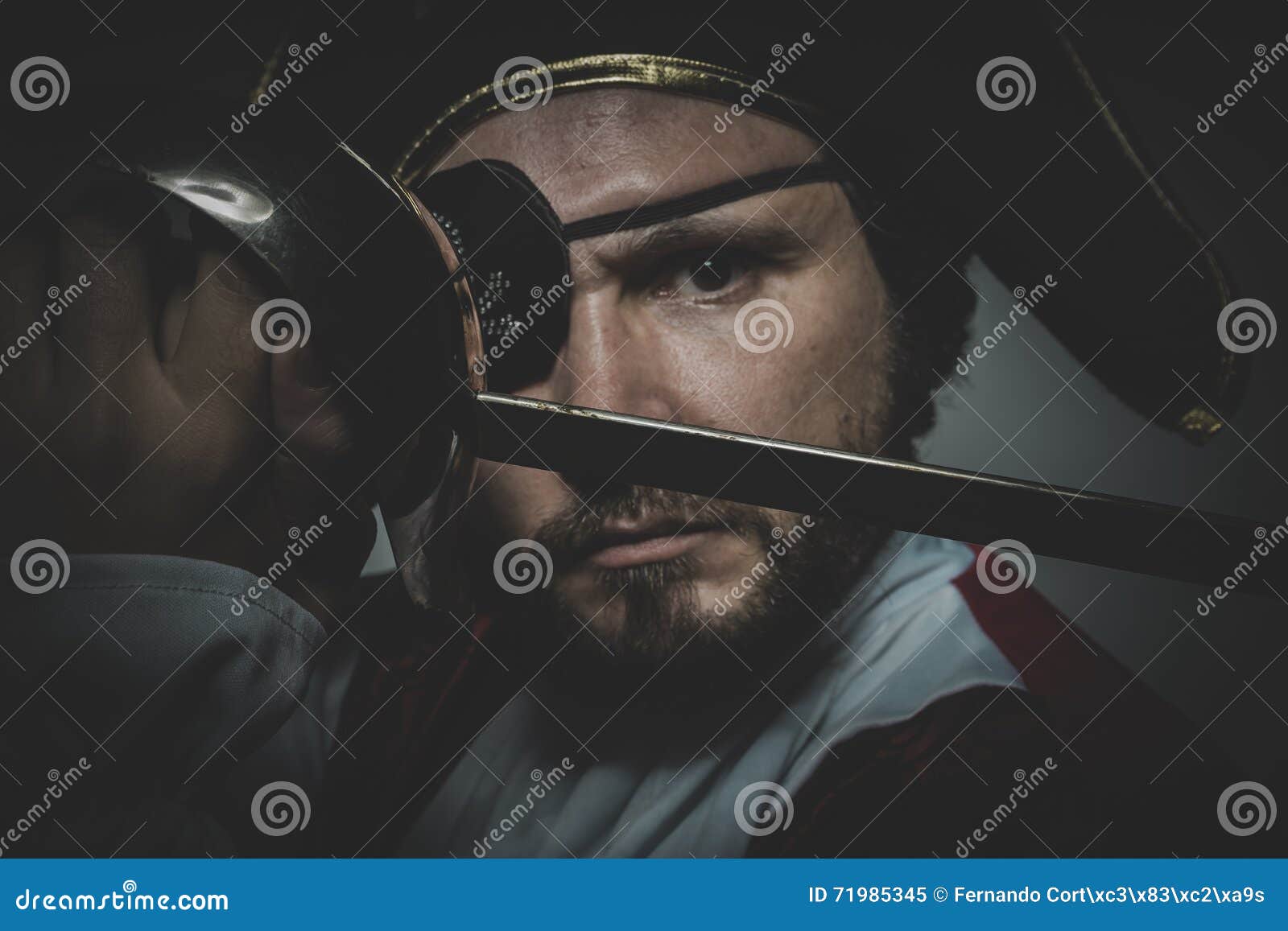 Paz, Pirata Del Hombre Con El Remiendo Del Ojo Y Sombrero Viejo Con Las  Caras Divertidas Foto de archivo - Imagen de mano, aventura: 71982292