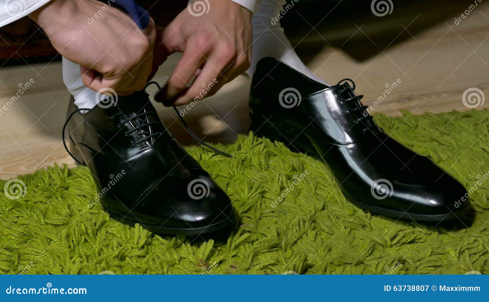 jurar occidental Empleador Sirva En Zapatos De Vestir De Los Calcetines Del Blanco Para Atar Cordones  Almacen De Video - Vídeo de elegancia, arranque: 63738807