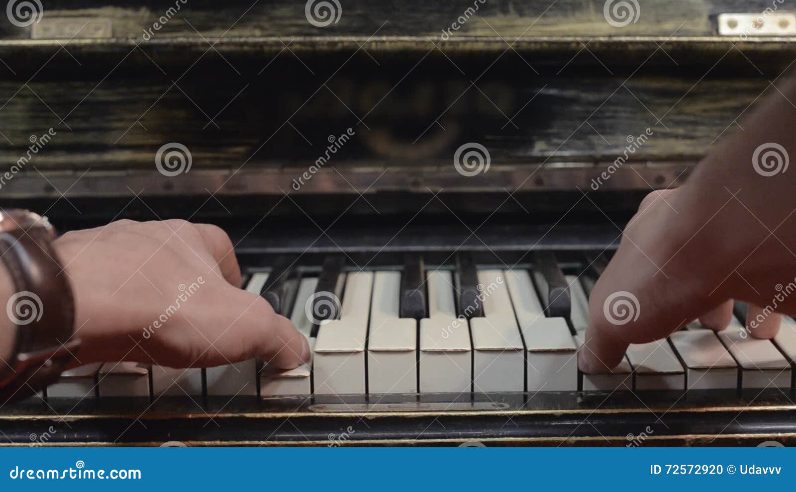 Renunciar Adaptar Ocultación Sirva Jugar Melodía Rápida En Piano Por Ambas Manos Músico Talento Llaves  Blancos Y Negros Metrajes - Vídeo de instrumento, retro: 72572920