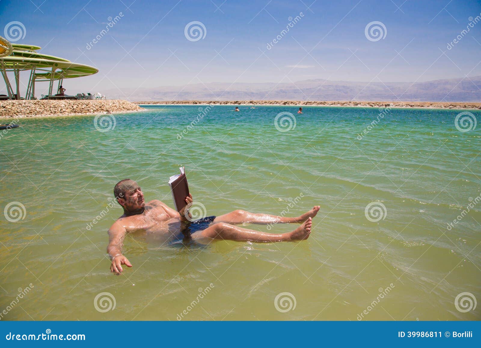 Мертвое море человек на воде. Мертвое море плавать. Плавание в Мертвом море. Мертвое море люди.