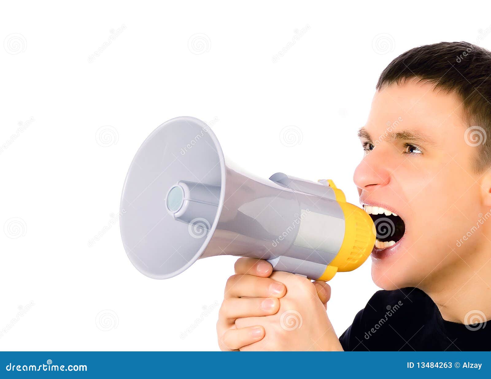 Sirva la griterío en el megáfono. Retrato de un hombre que habla en un megáfono.