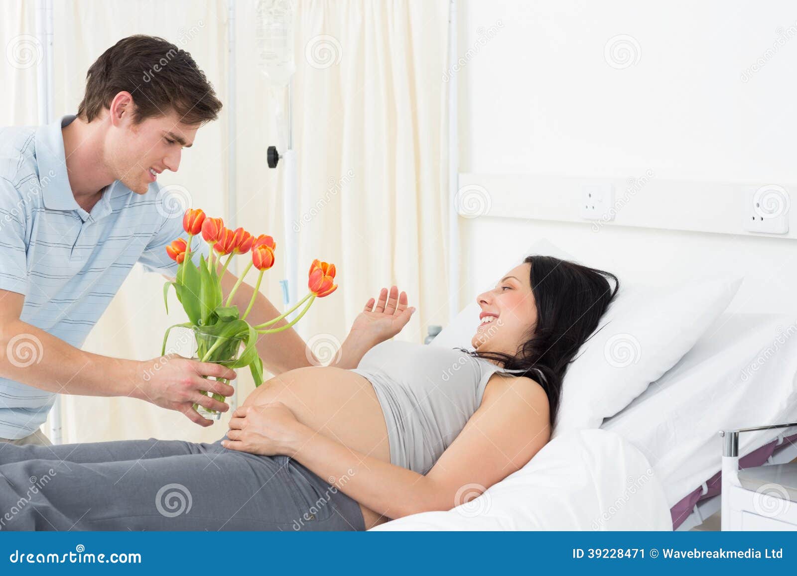 Sirva Las Flores De Ofrecimiento a La Mujer Embarazada En Hospital Imagen de archivo - Imagen de hombre, crecimiento: 39228471 Sirva Las Flores De Ofrecimiento a La Mujer Embarazada En Hospital Imagen de archivo - Imagen de hombre, crecimiento: 39228471