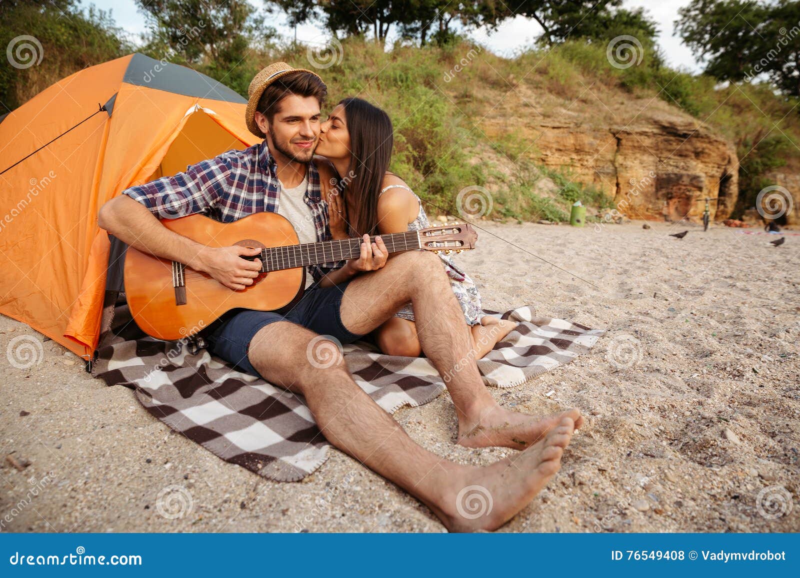 https://thumbs.dreamstime.com/z/sirva-tocar-la-guitarra-para-su-novia-que-se-sienta-en-la-tienda-76549408.jpg