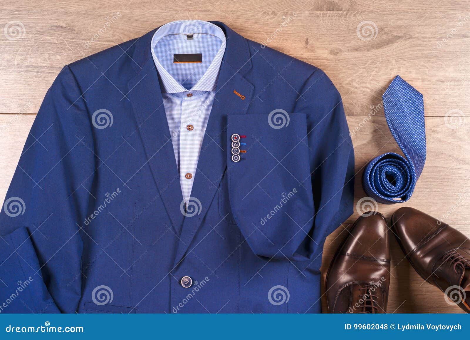 invernadero Pulido coro Sistema De La Ropa Para Hombre Clásica - Traje Azul, Camisas, Zapatos  Marrones, Correa Y Lazo En Fondo De Madera Foto de archivo - Imagen de  plano, camisa: 99602048