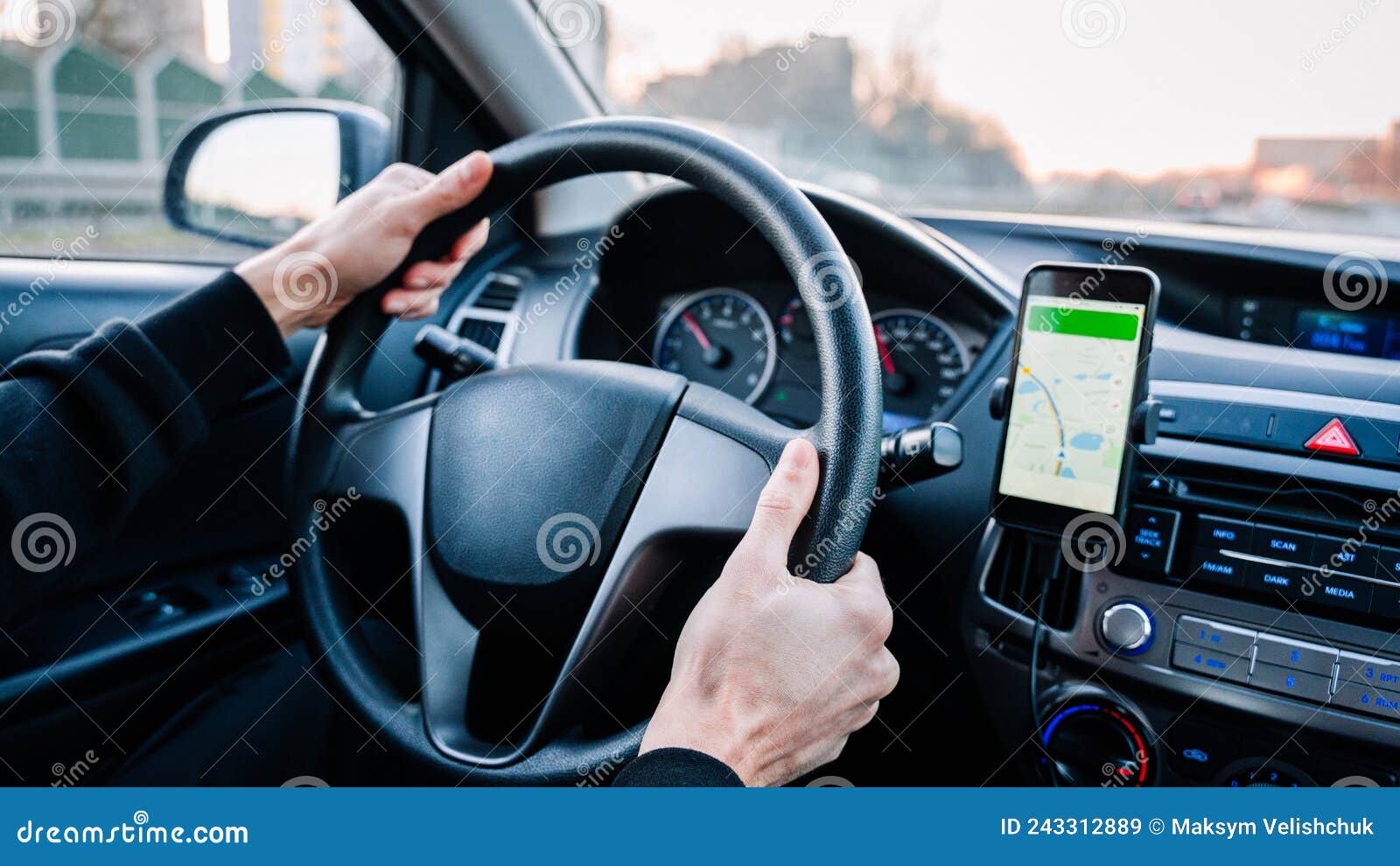 Sistema De Mapas De Navegador Gps. Sistema De Posicionamiento Global En La  Pantalla Del Smartphone En Auto En Carretera De Viaje. Imagen de archivo -  Imagen de coche, sistema: 243312889