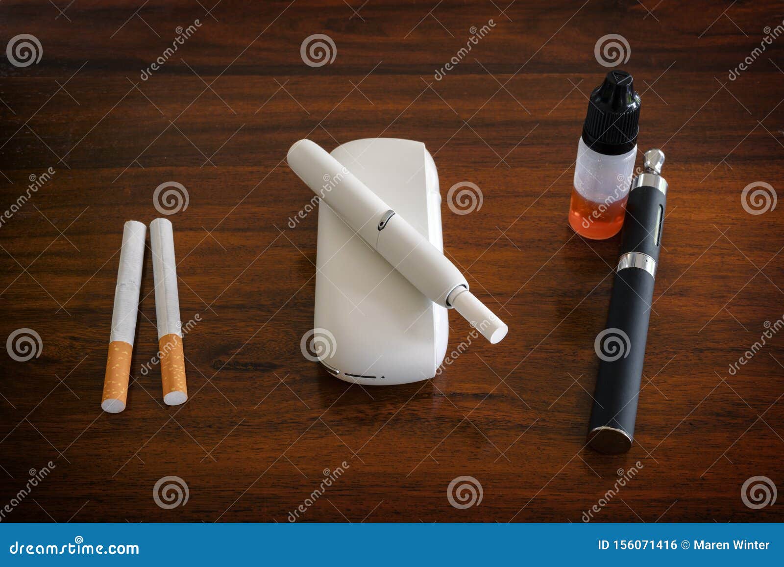 Sistemi Di Fumo E Vapore a Confronto, Sigarette Normali, Riscaldatori Di  Tabacco Con Bastoni E Sigarette Elettroniche Con Liquido Fotografia Stock -  Immagine di marrone, rischio: 156071416