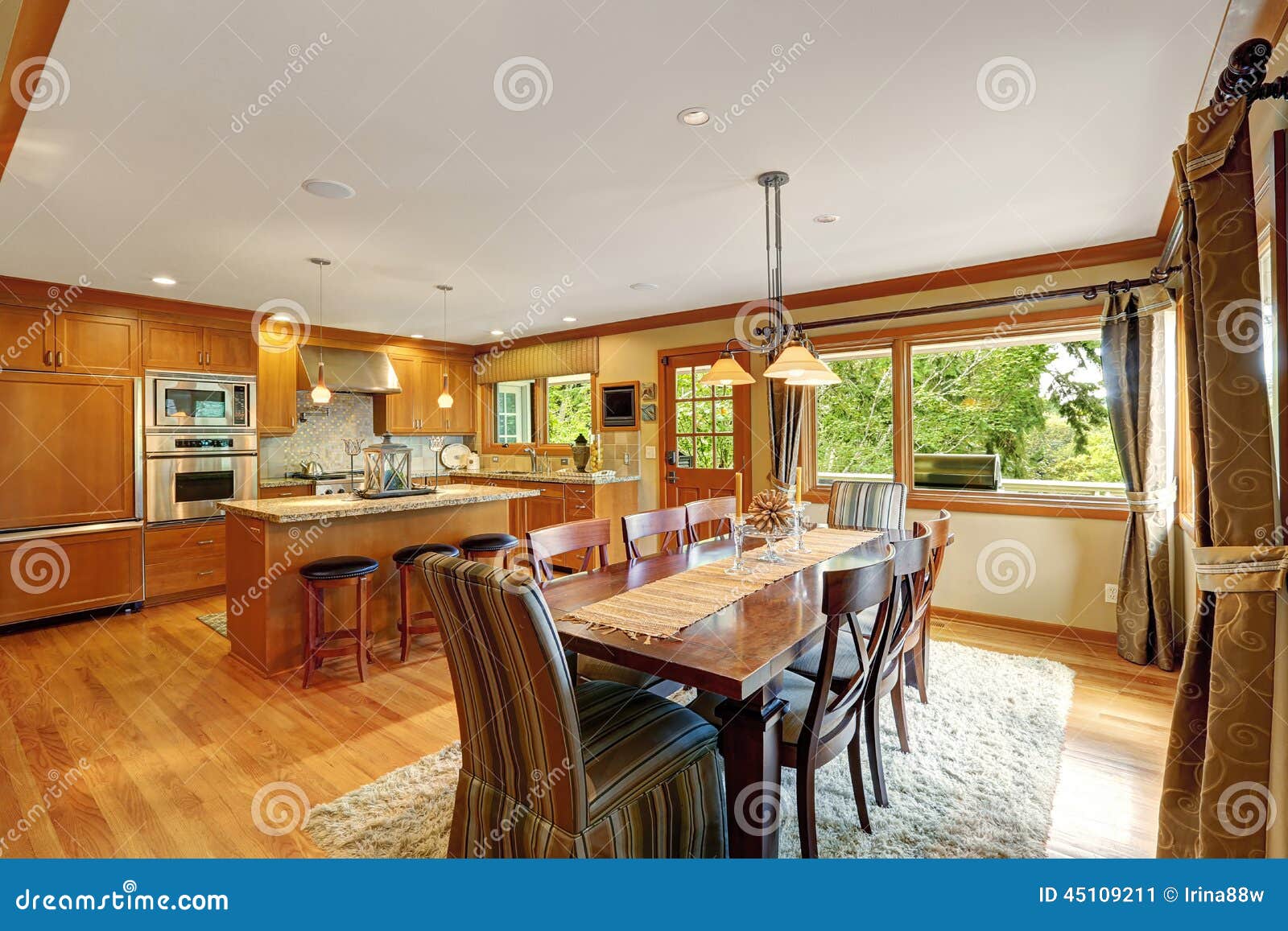 Sitio Grande De La Cocina Con El Sistema Elegante De La Mesa De Comedor Imagen de archivo - Imagen de pared, casa: 45109211 Sitio Grande De La Cocina Con El Sistema Elegante De La Mesa De Comedor Imagen de archivo - Imagen de pared, casa: 45109211