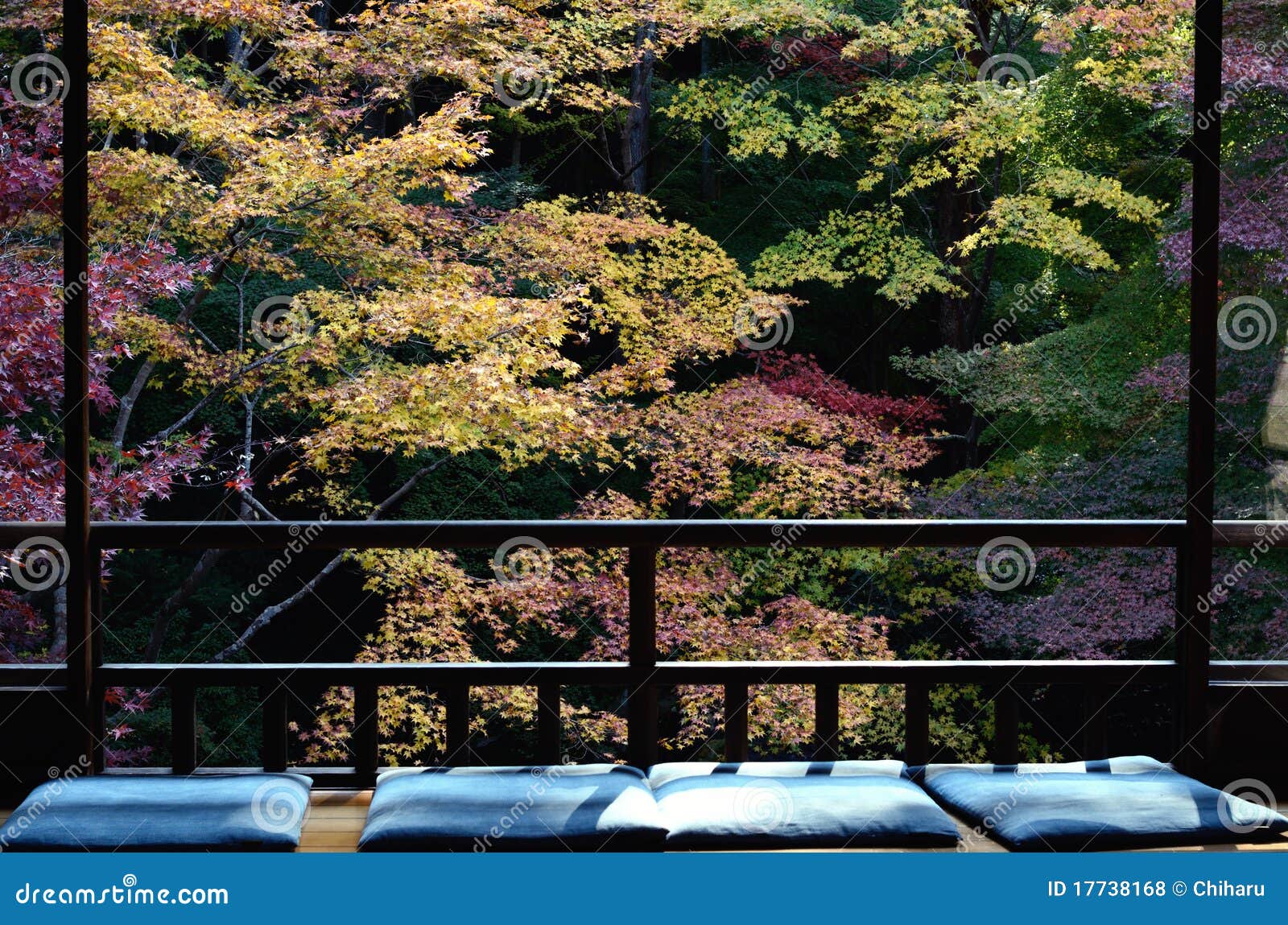 Sitz Des Windowsill Im Japanischen Zengarten Stockfoto Bild von