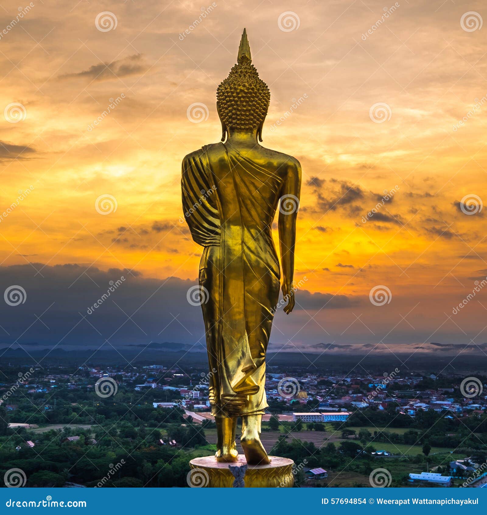 Sitzende BuddhaAbbildung stockfoto. Bild von wolke