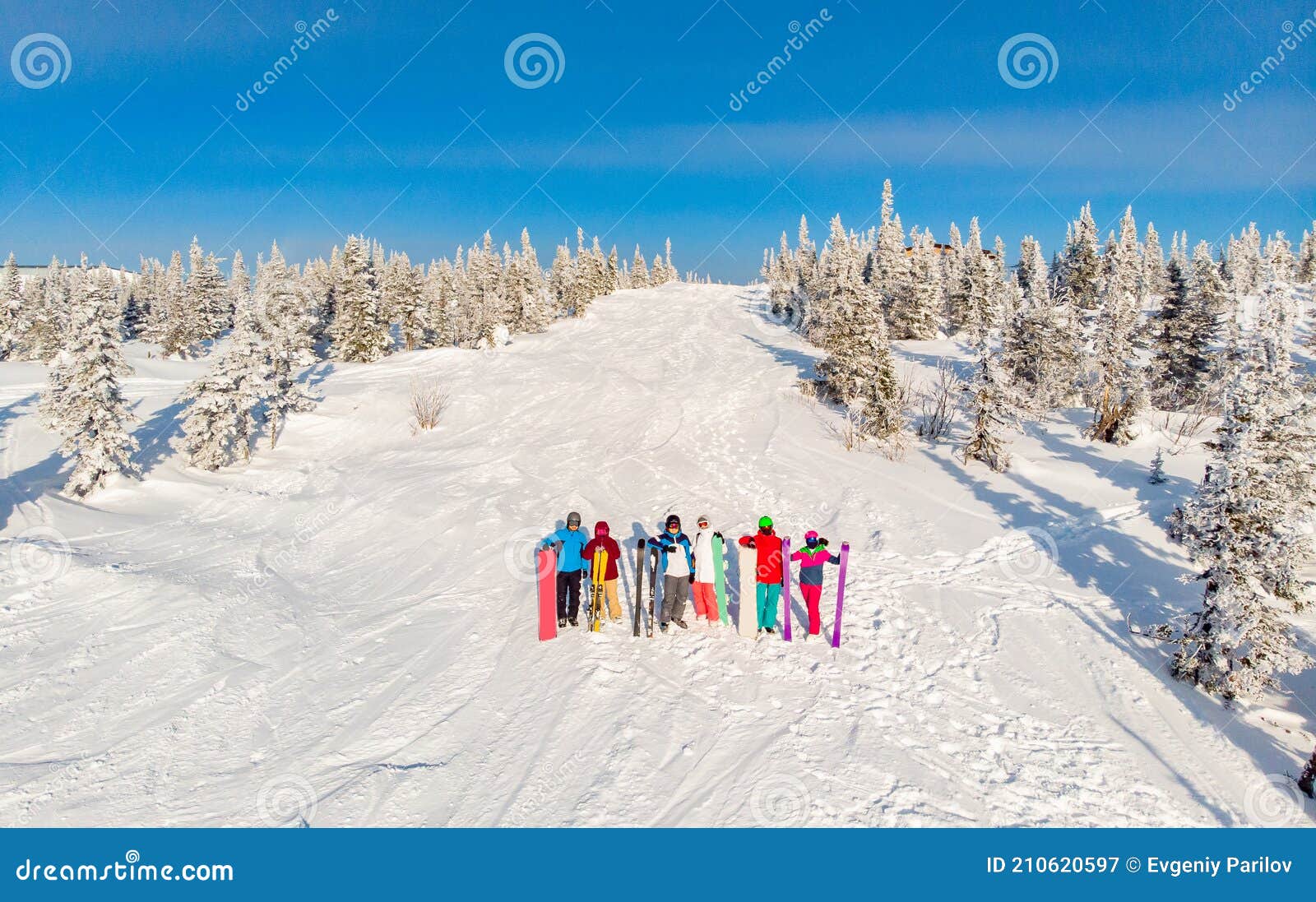 Six Amis Des Skieurs Et Des Snowboarders Se Tiennent Sur La Montagne En  Arrière-plan De La Station De Ski Se Préparent à Descendre Image stock -  Image du extérieur, adulte: 210620597