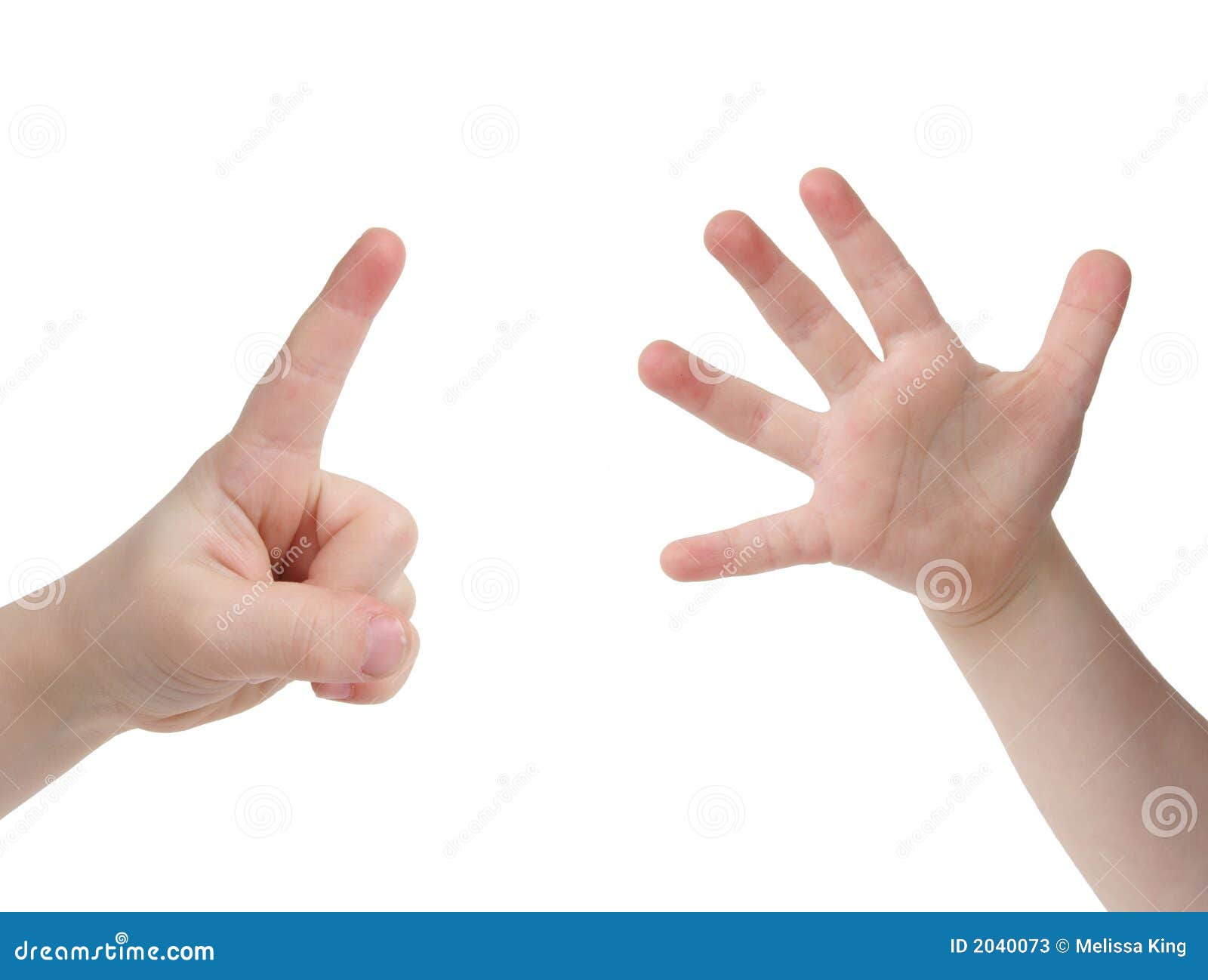 Сколько лет пальцами. Ребенок на руках. Рука показывает. Указательный жест.