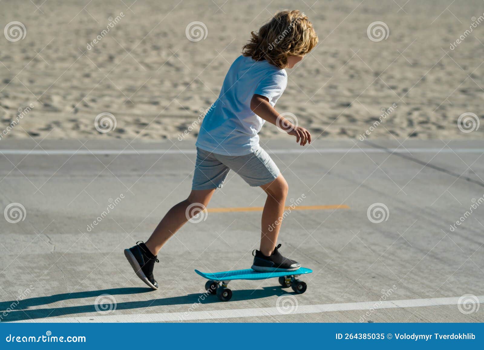 Skateboarder Infantil Monta En Patineta En La Calle. Niño En Una