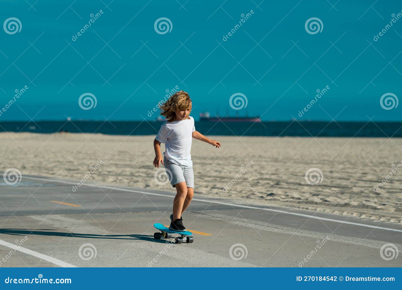 Skateboarder Infantil Monta En Patineta En La Calle. Niño En Una Ciudad De  Verano. Niño Pequeño Niño Pequeño Montando Skateboard E Imagen de archivo -  Imagen de elegante, manera: 264385035