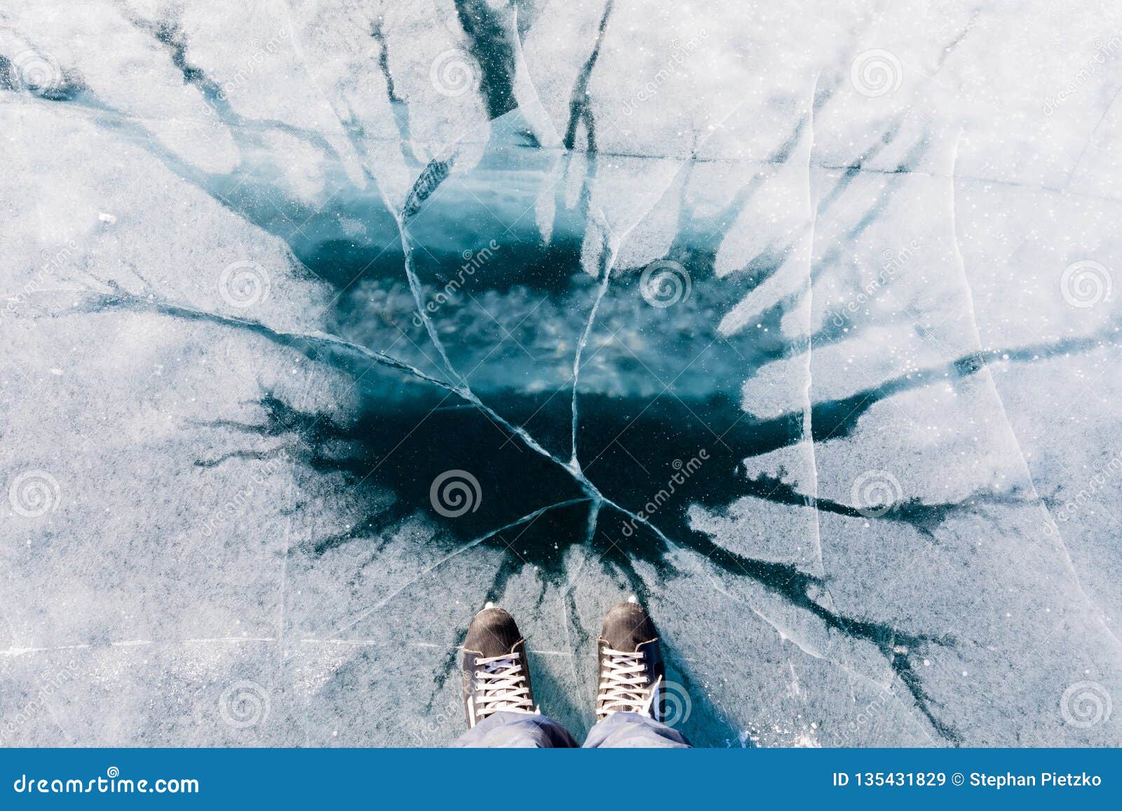 Раз по льду пошли трещины. Трещины на льду. Лед под ногами. Треснувший лед. Лед треснул под ногами.
