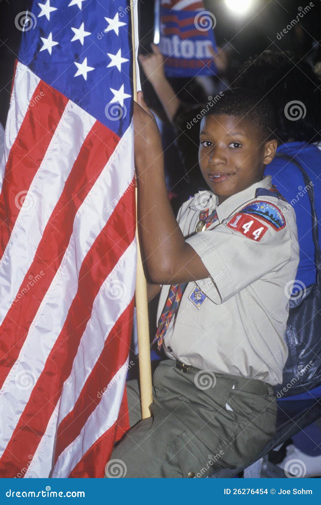 Skaut z Flaga amerykańską przy Clinton/Krwi 1992 Buscapade kampanii wycieczką turysyczną w Tyler, Teksas