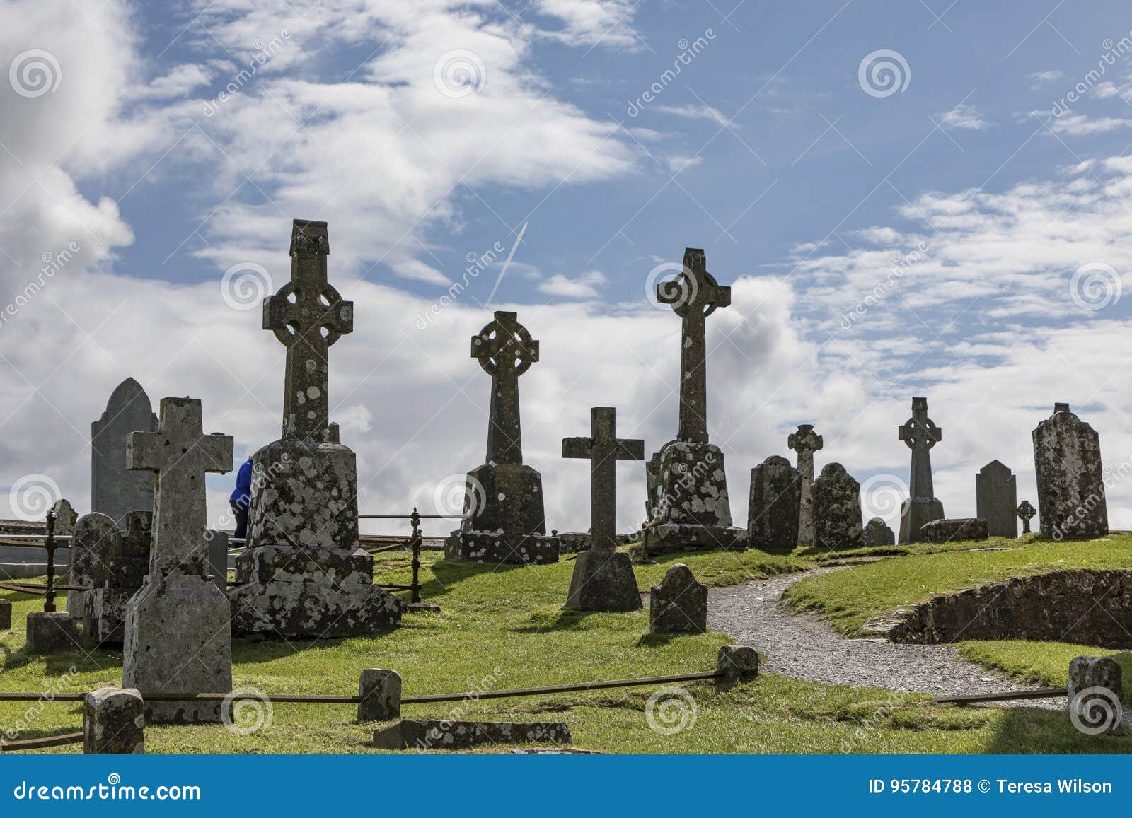 Skała Cashel 1505. Skała Cashel irlandczyk: Carraig PhÃ ¡ draig, także znać jako Cashel St Patrick ` s skała i królewiątka, jest historycznym miejscem lokalizować przy Cashel, okręg administracyjny Tipperary, Irlandia nA spektakularny grupa Średniowieczni budynki ustawiający na wychodzie wapień w Złotej dolinie wliczając 12th wieka round wierza, kaplica, xiii wiek Gocka katedra, 15 wiek kasztel i wznawiający Hall plebany Chóralni, wysokość krzyża i romańszczyzny, n