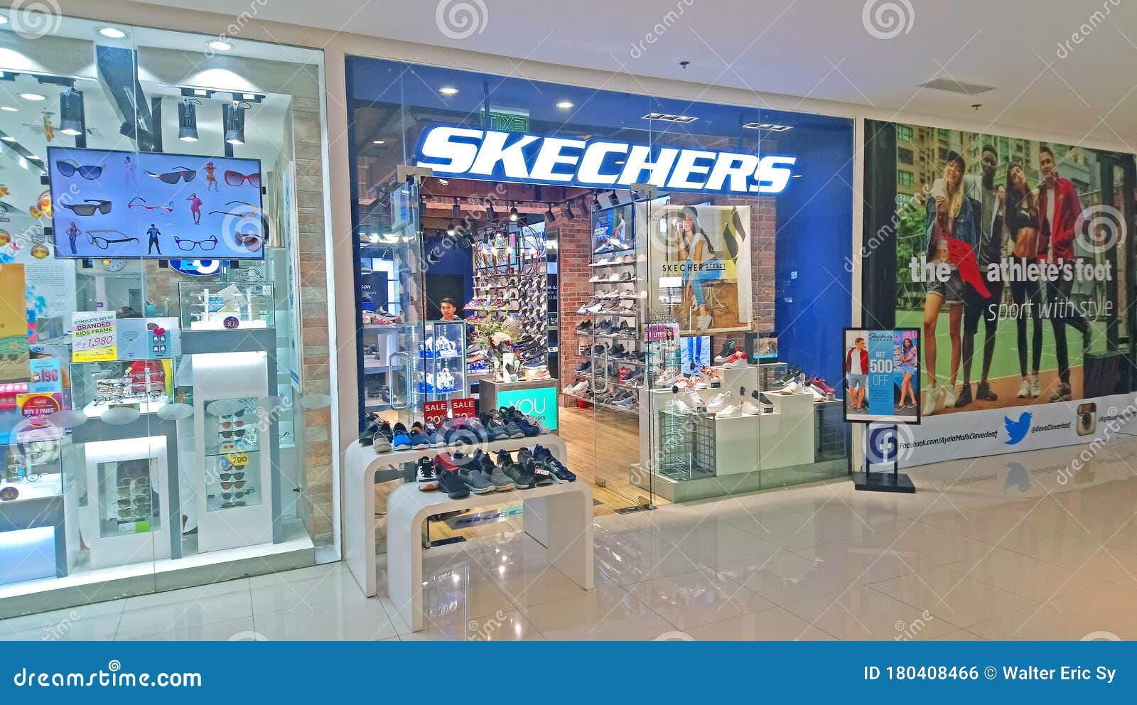 Hemmelighed over afkom Skechers Facade at Ayala Malls Cloverleaf in Quezon City, Philippines  Editorial Photo - Image of malls, skechers: 180408466