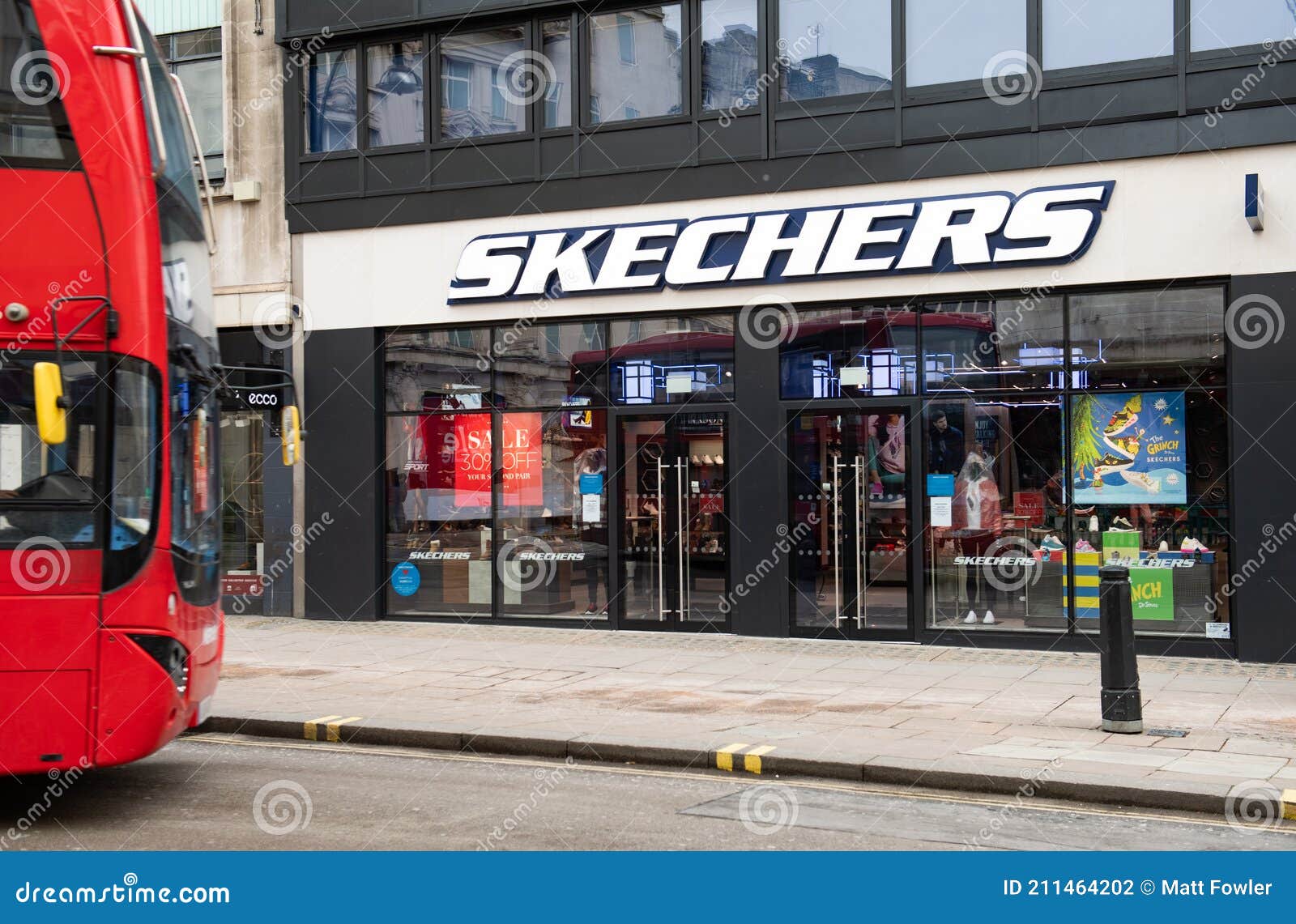 tandlæge evne ydre Skechers Store, Oxford Street, London Editorial Photography - Image of  circus, mask: 211464202