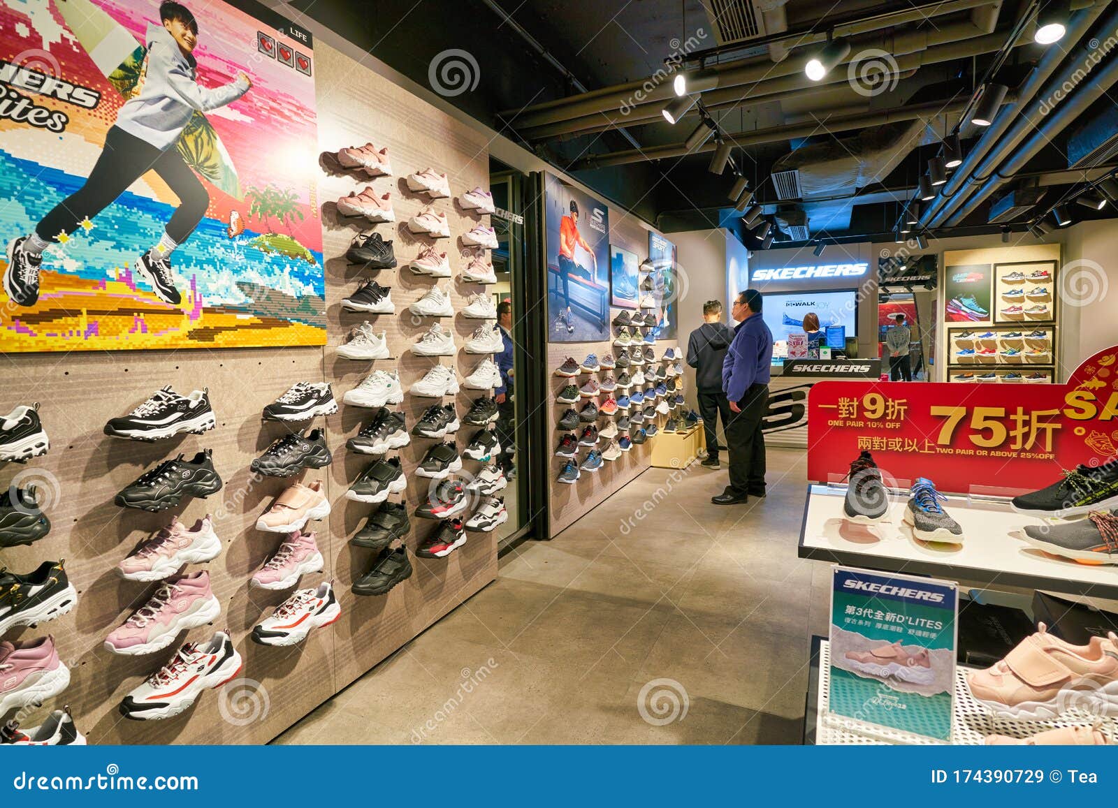 Komkommer vuilnis Amuseren Skechers store editorial stock image. Image of choice - 174390729