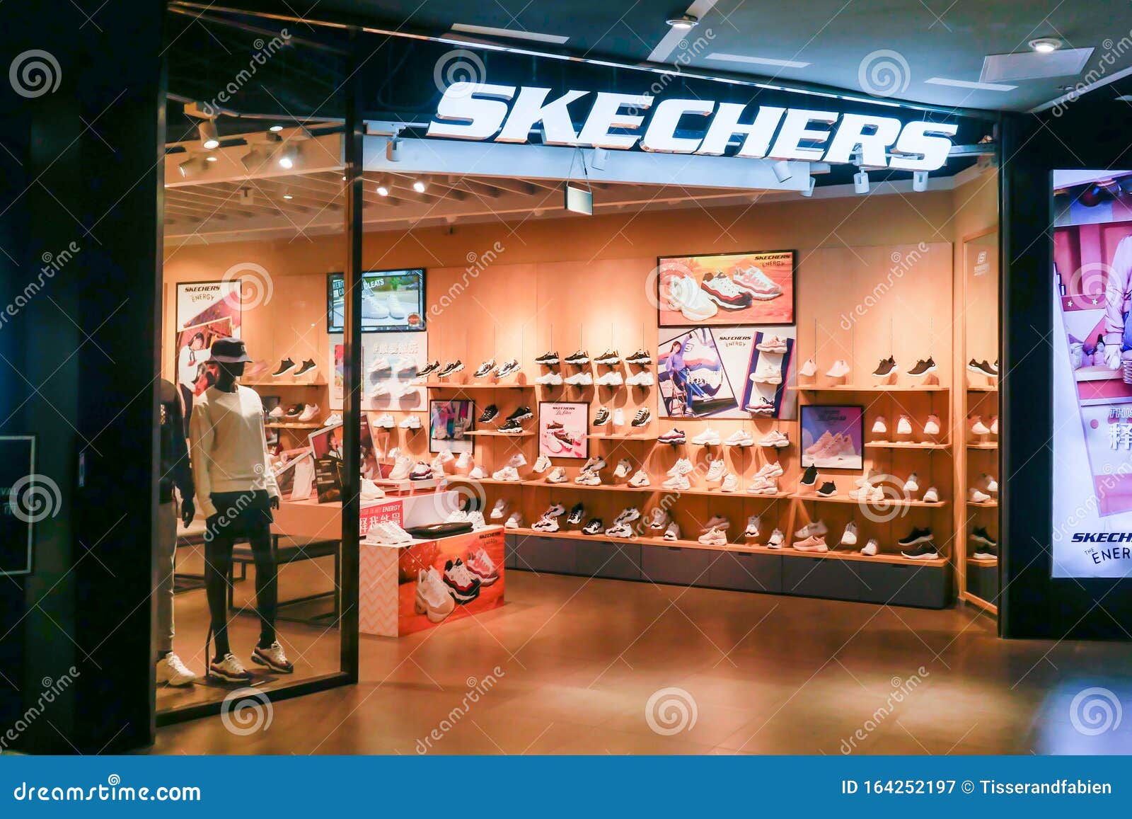 Skechers Store Shanghai, China, Editorial Photography - Image of market, commercial: 164252197