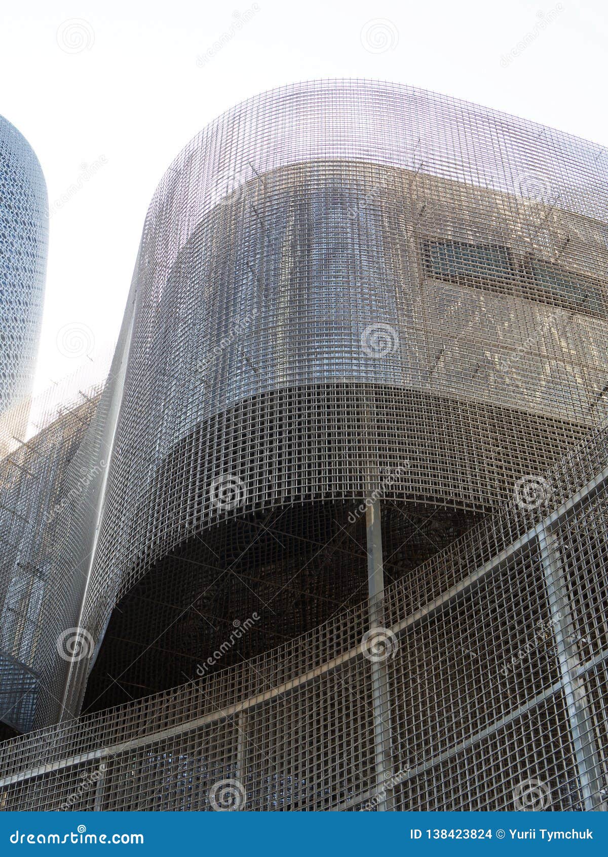 Fakultet Søjle fravær Skeleton of Modern Building Made of Curved Sheets of Welded Wire Mesh at  the Construction Site, Bottom View Stock Photo - Image of vertical,  architecture: 138423824