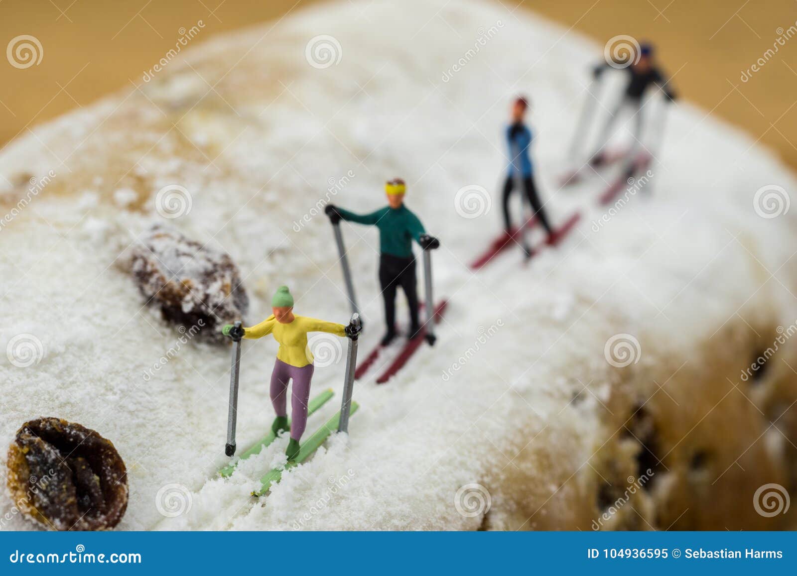 Ski Miniature De Skieur Sur Un Gâteau Image stock - Image du normal,  concept: 104936595