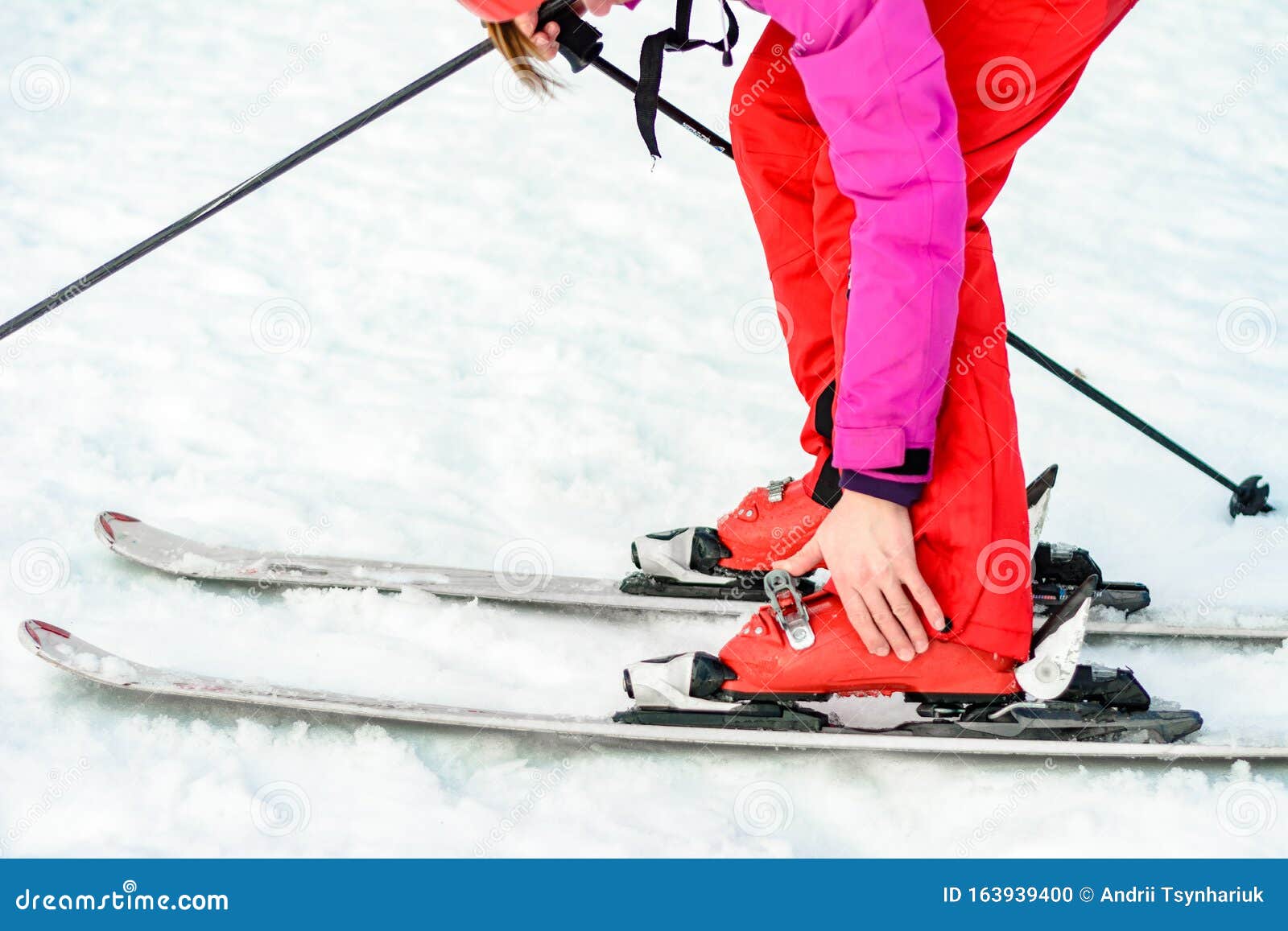 Skier Rood Skipak En Rode En Witte Ski's, Closeup Stock Foto - Image aardig: 163939400