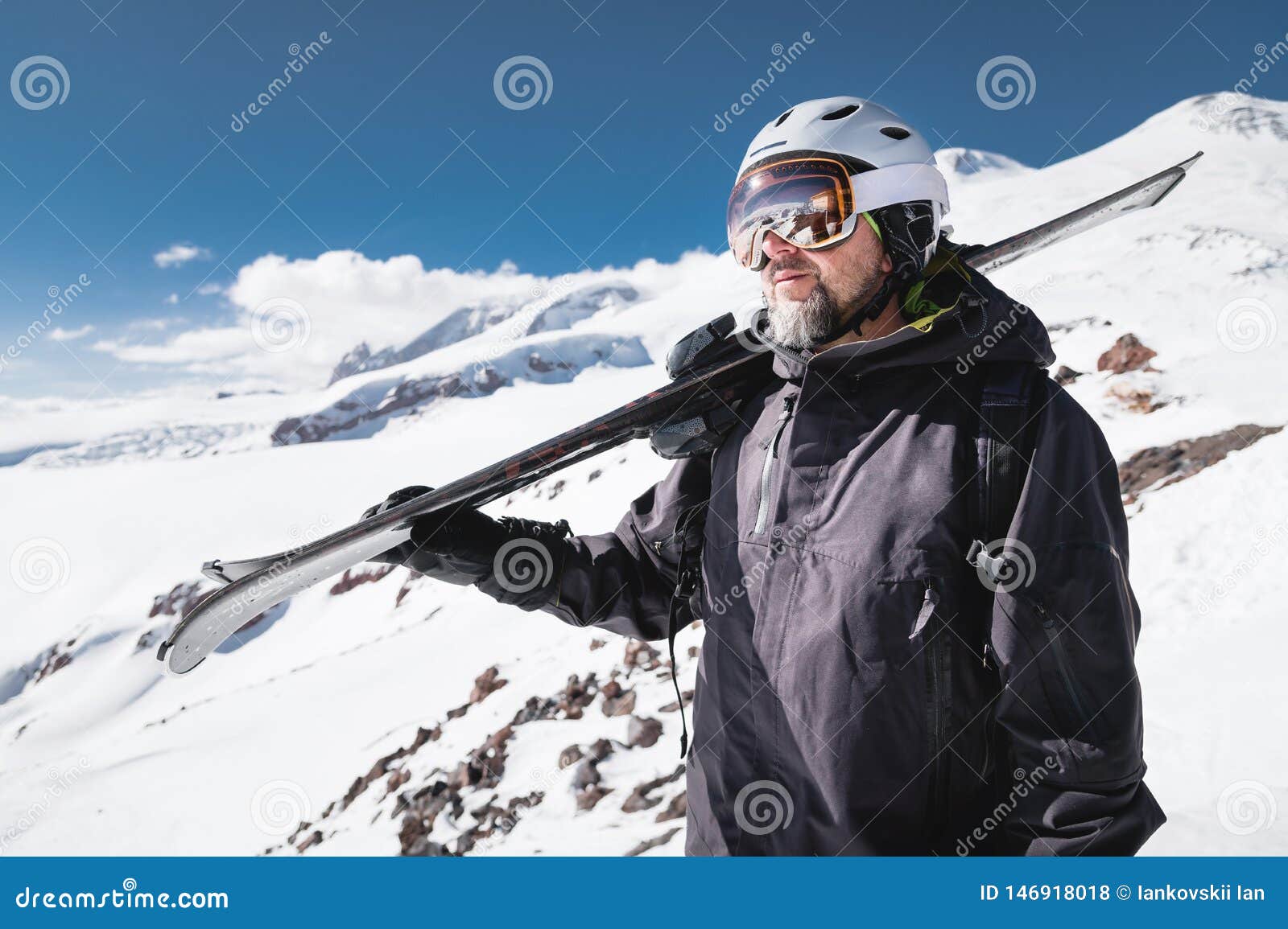 Lunettes De Ski De Portrait Jeune Homme Ressemble À La Montagne. Banque  D'Images et Photos Libres De Droits. Image 86435391
