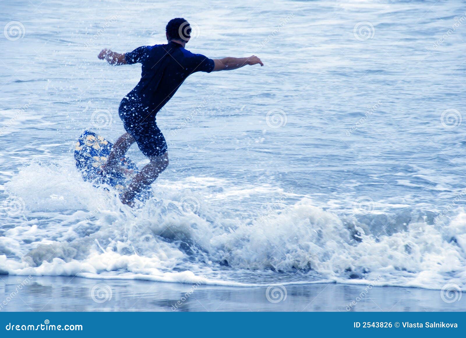 SkimBoarder photo stock. Image du amusement, sportif, océan 2543826