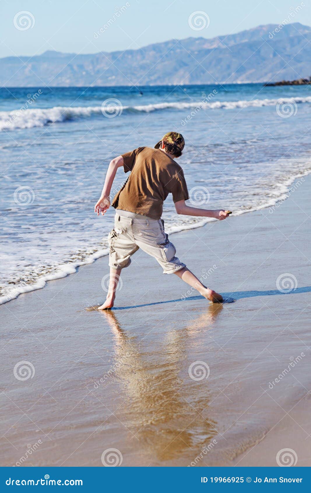 Skimming stones stock image. Image of beach, teenage 19966925