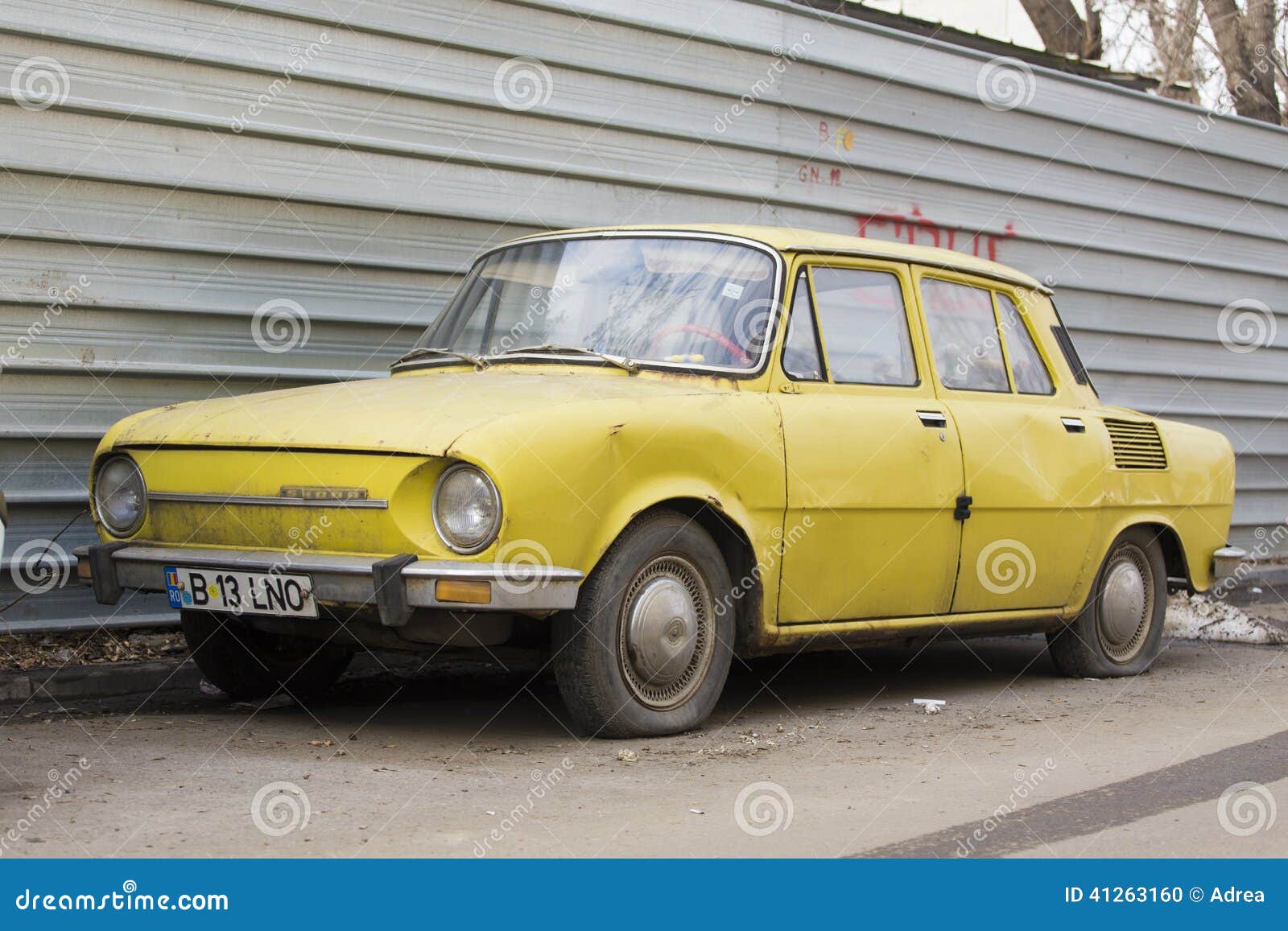 skoda-car-old-parked-autumn-show-41263160.jpg